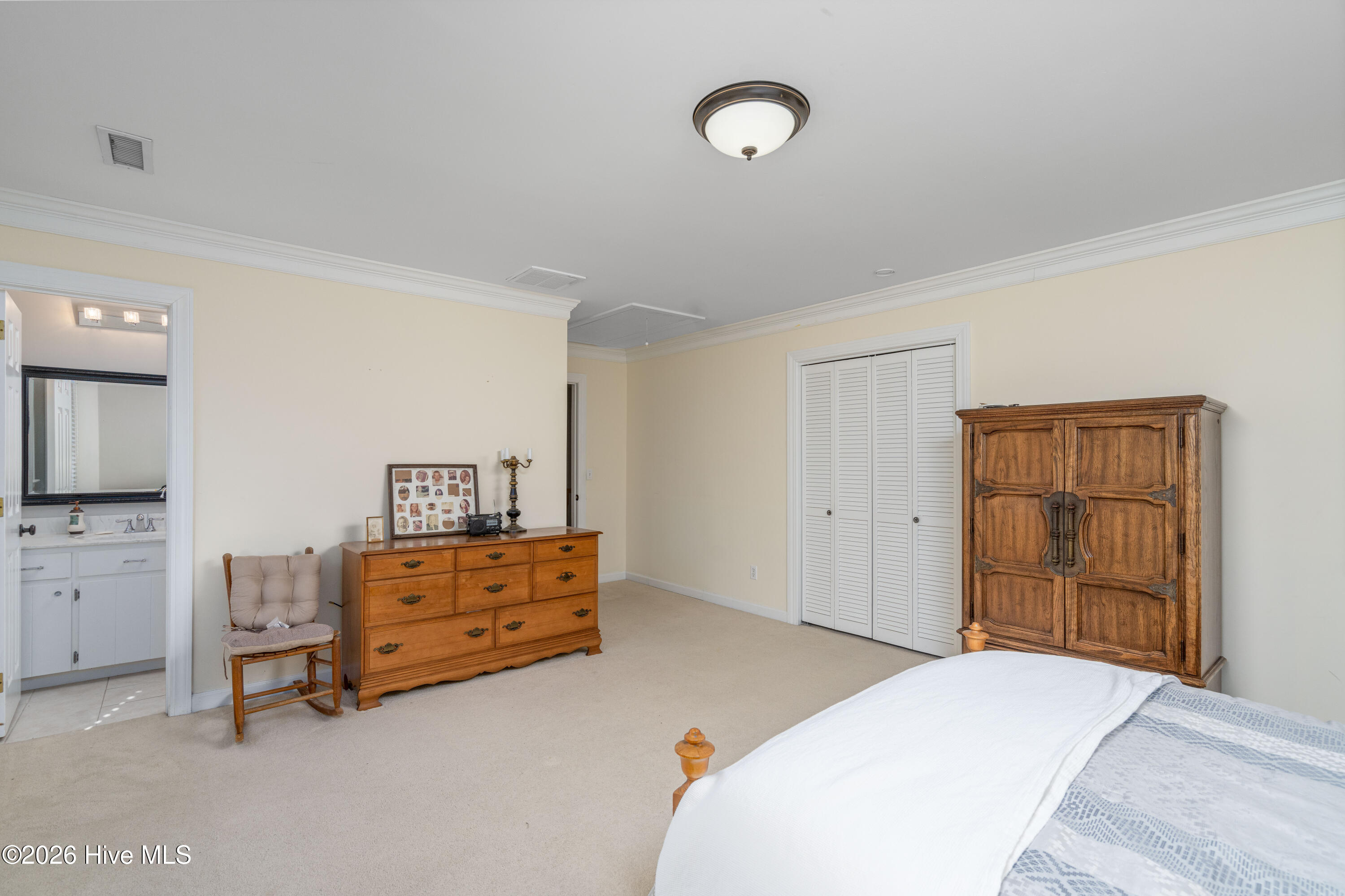 100548733 | Photo 23