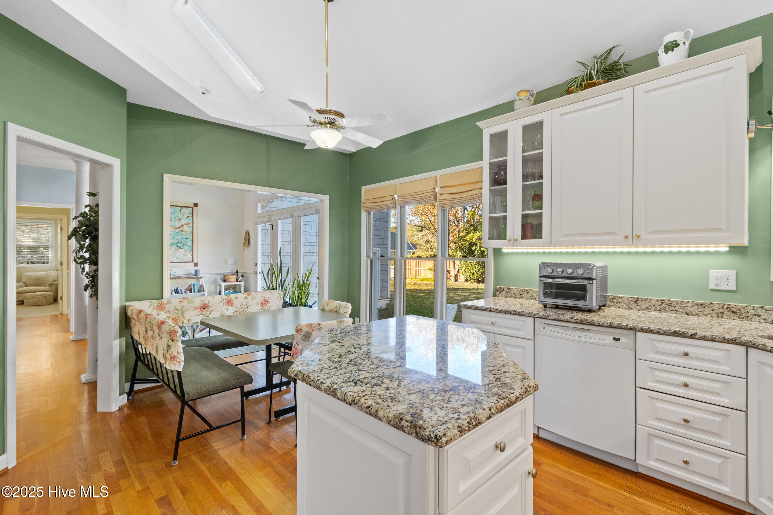 100541075 | Photo 22