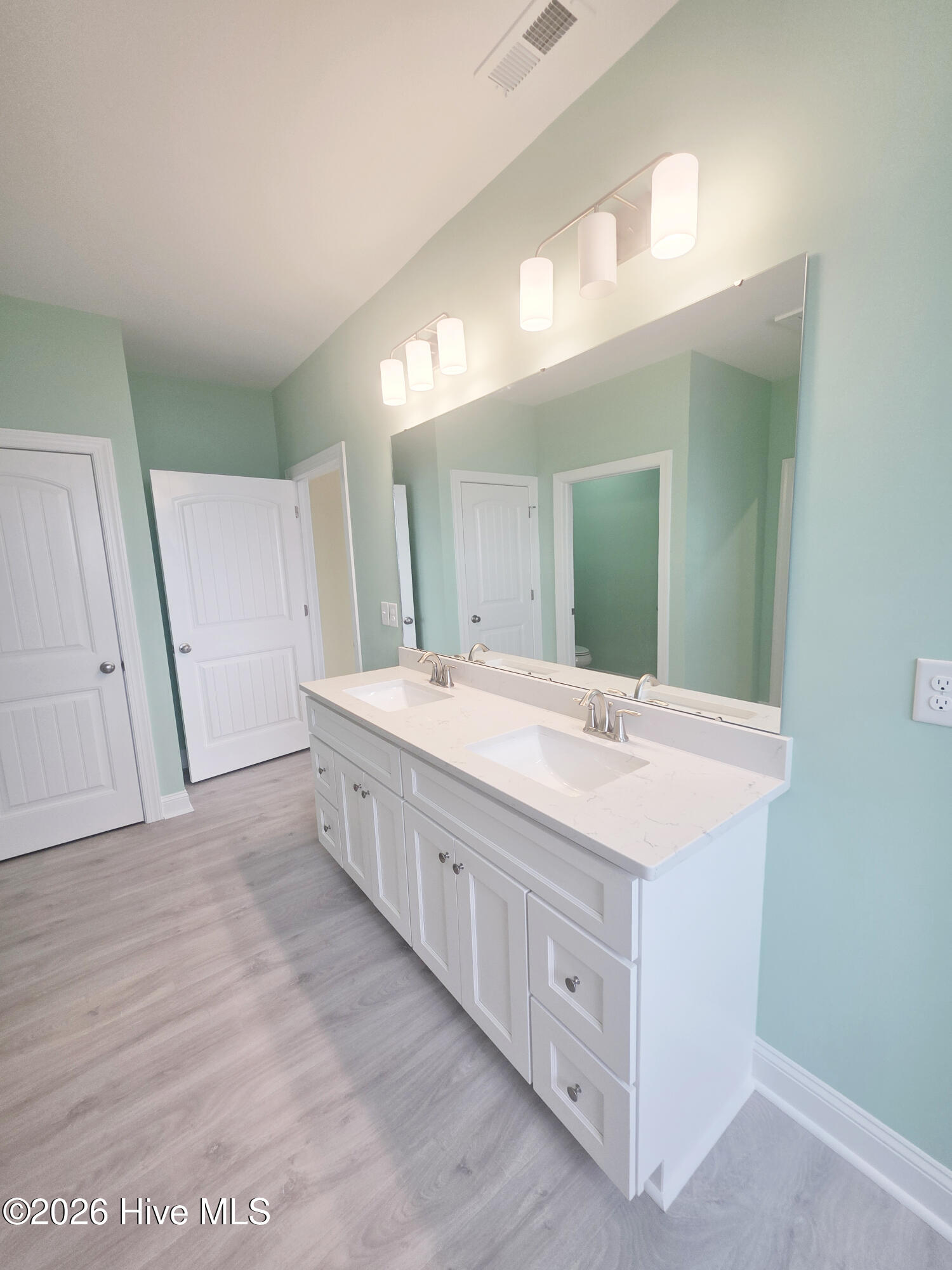 100535825 | Photo 37