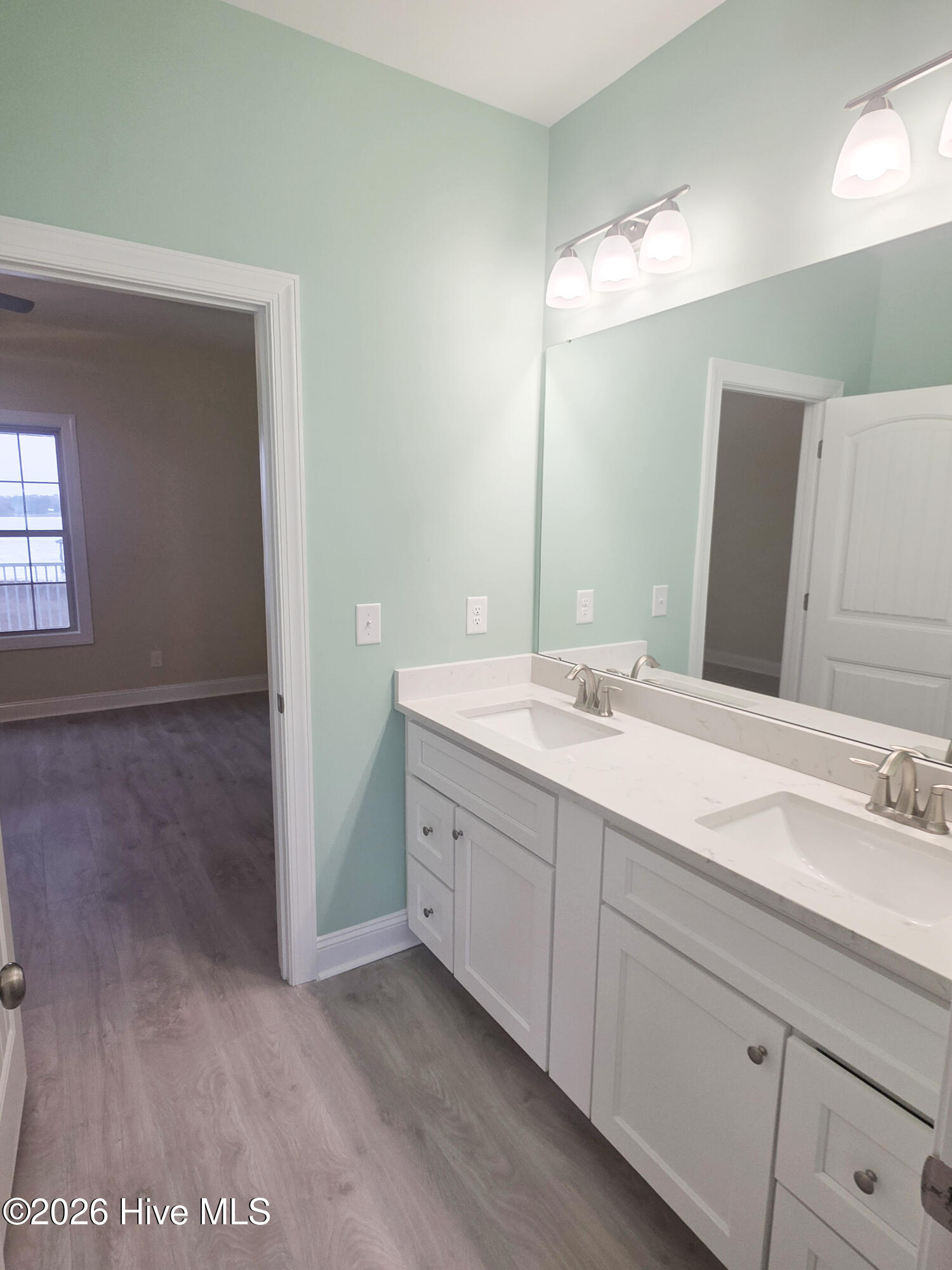 100535825 | Photo 34