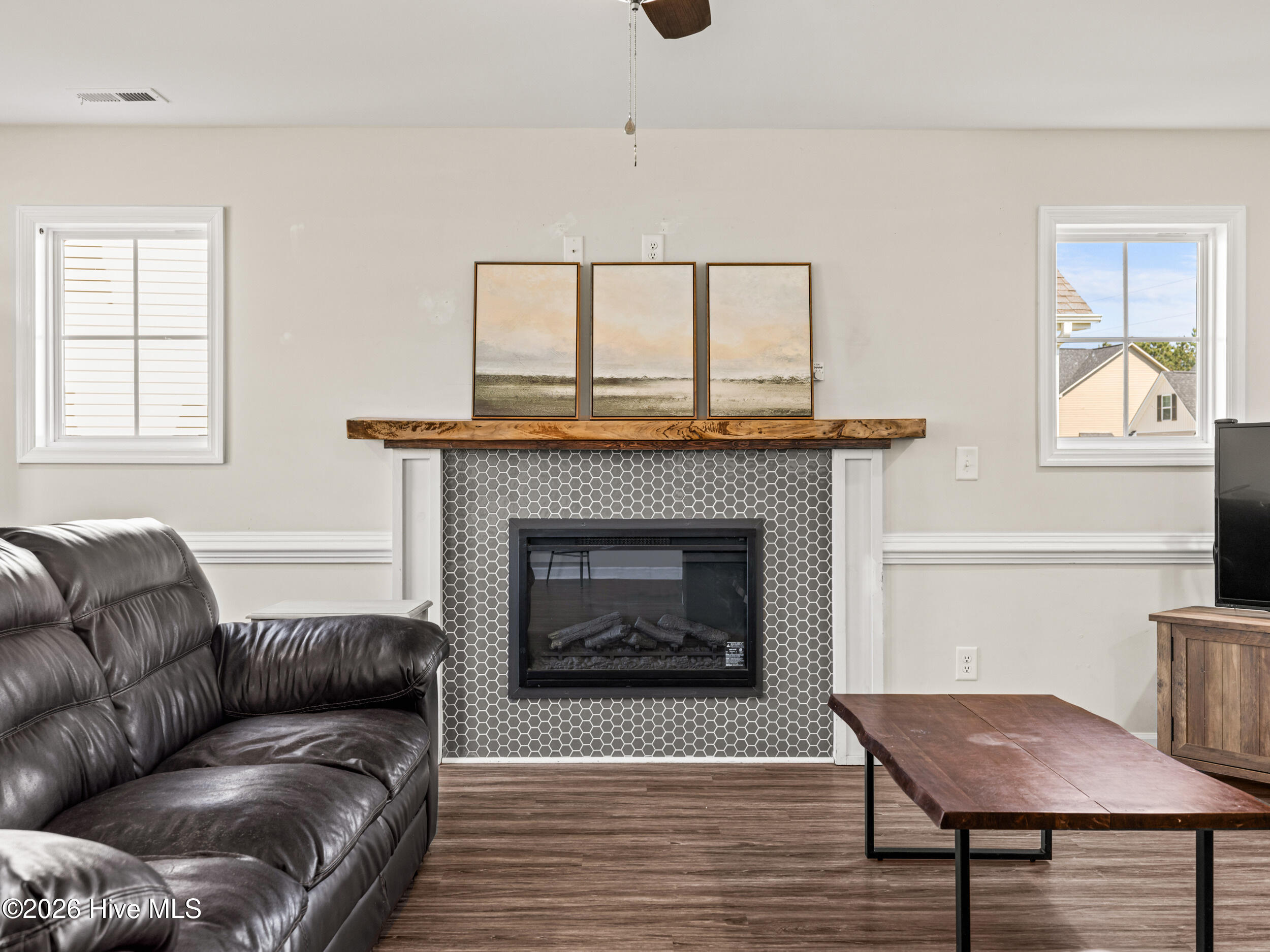 100565211 | Photo 16