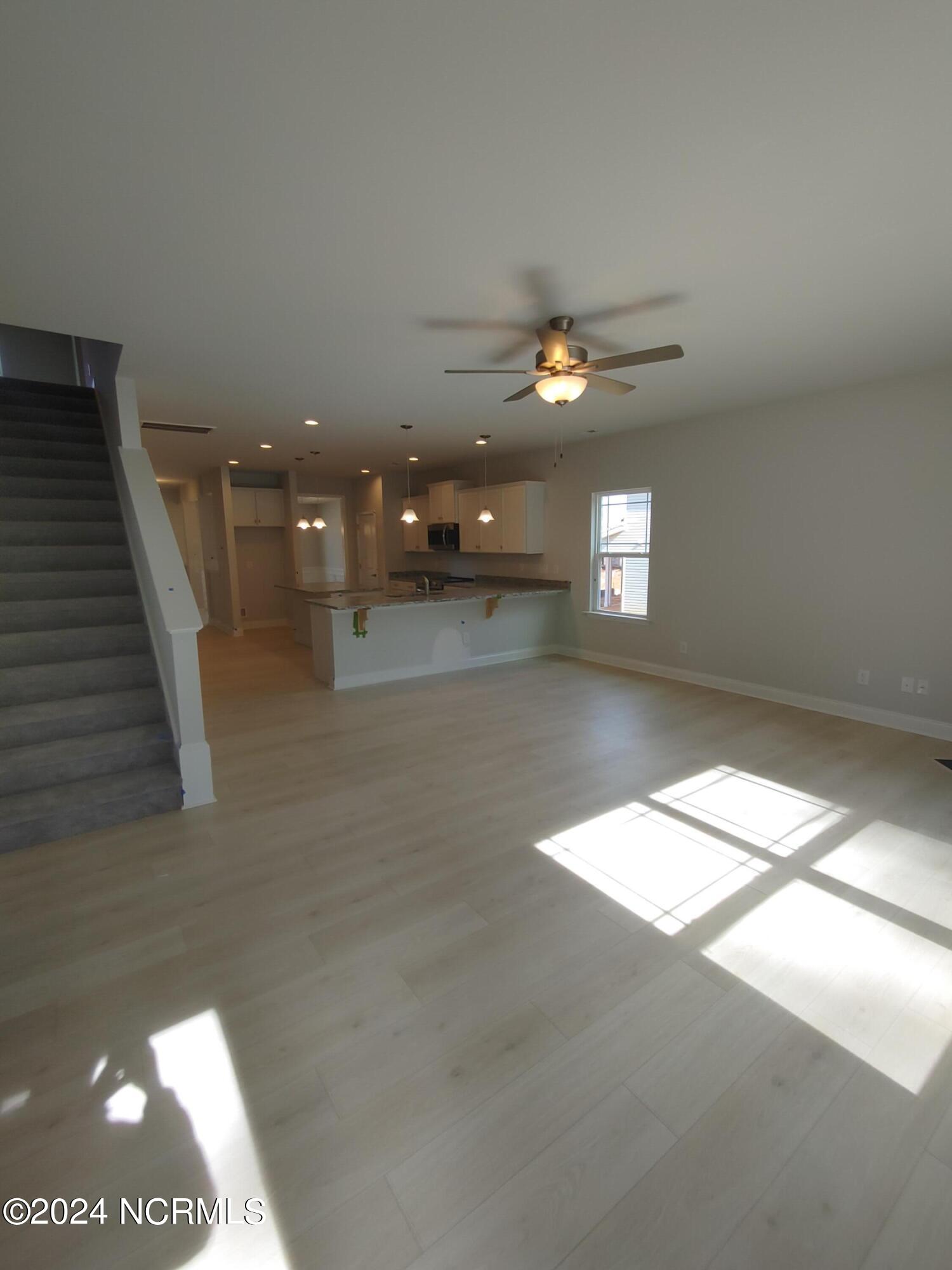 100421007 | Photo 11