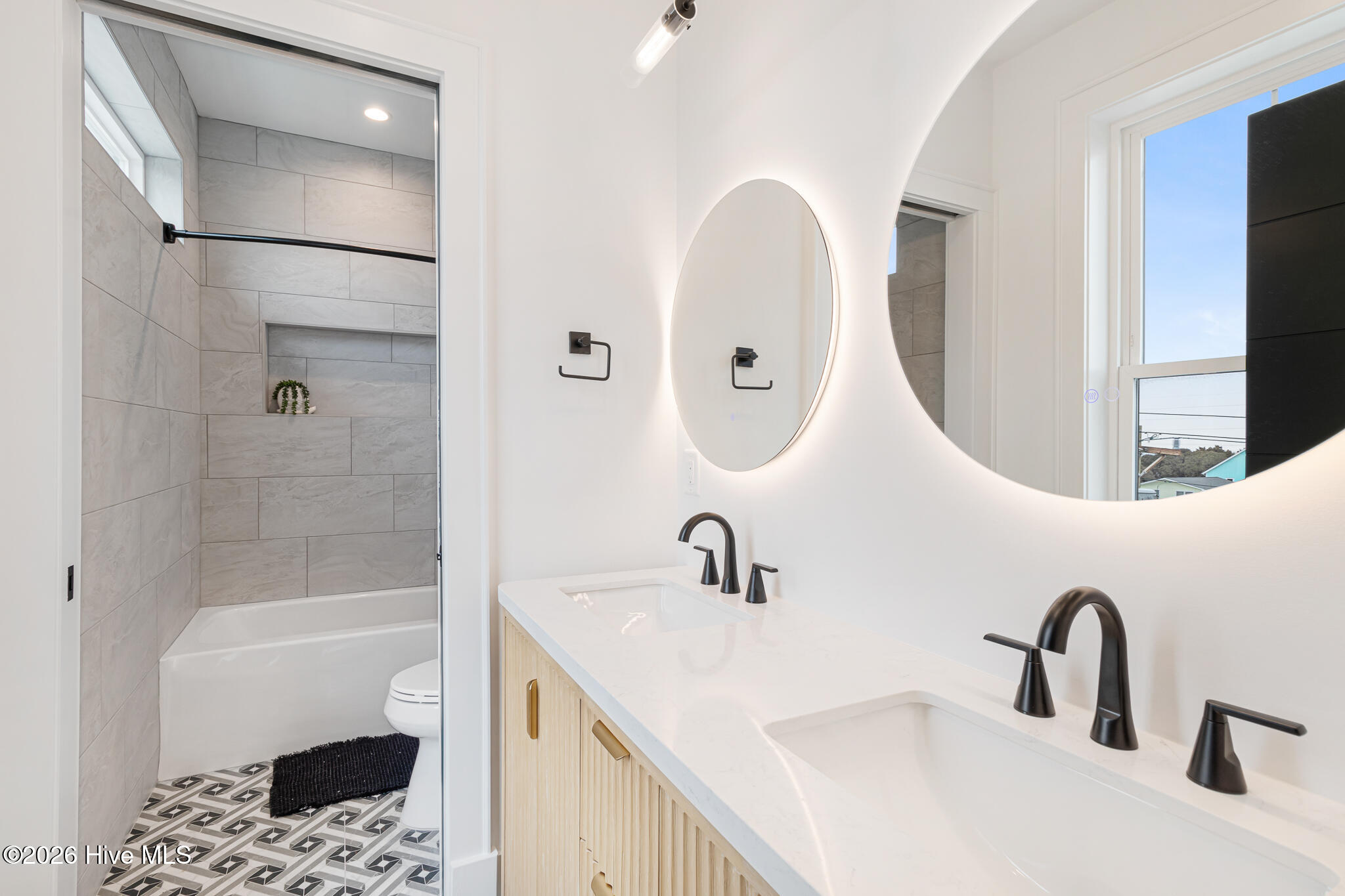 100556926 | Photo 25