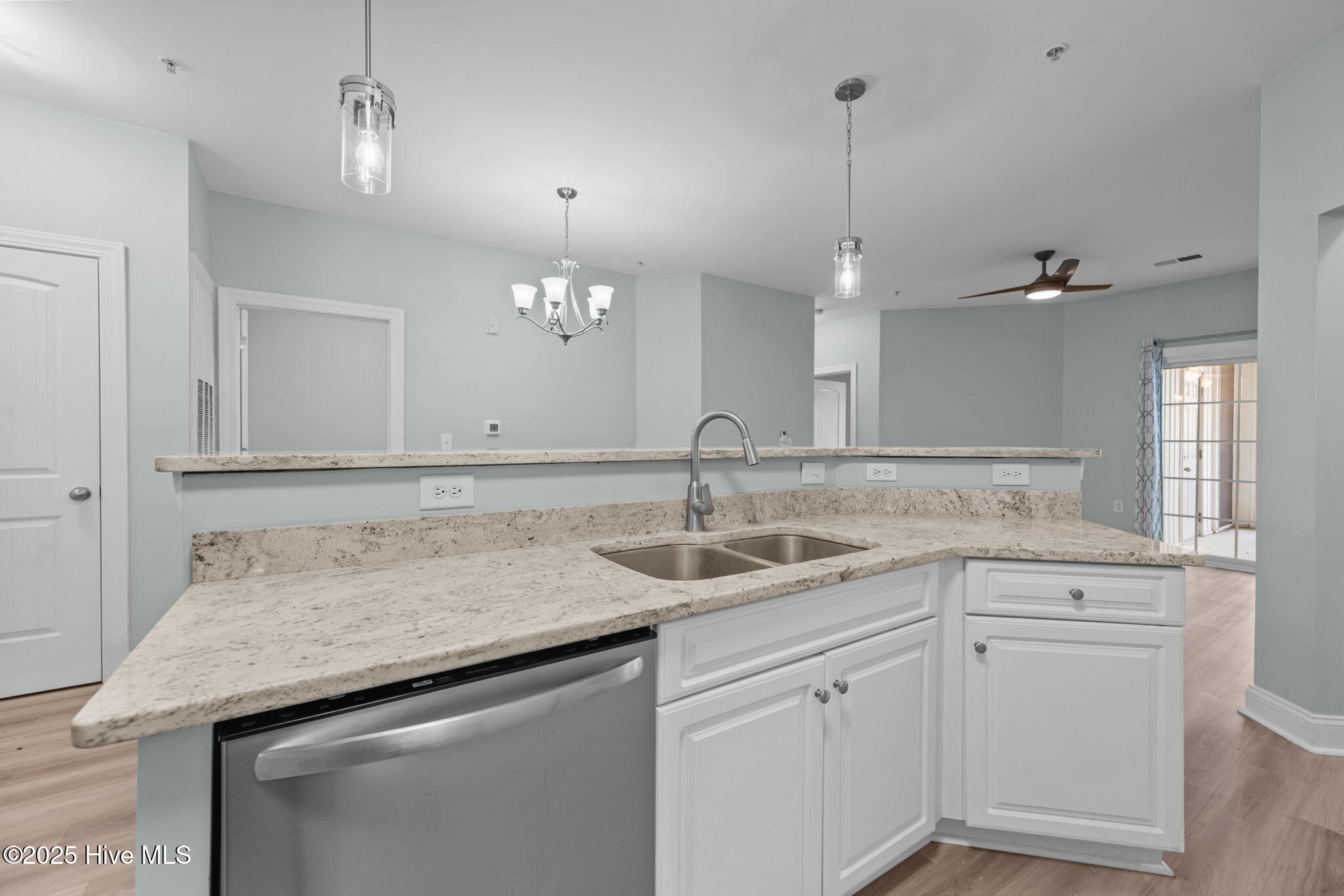 100506684 | Photo 10