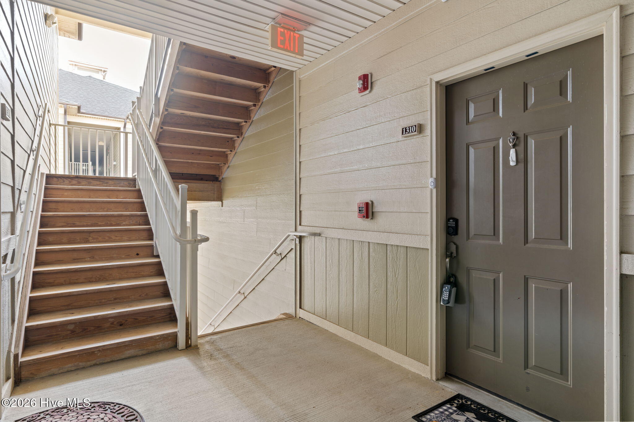 100548351 | Photo 32