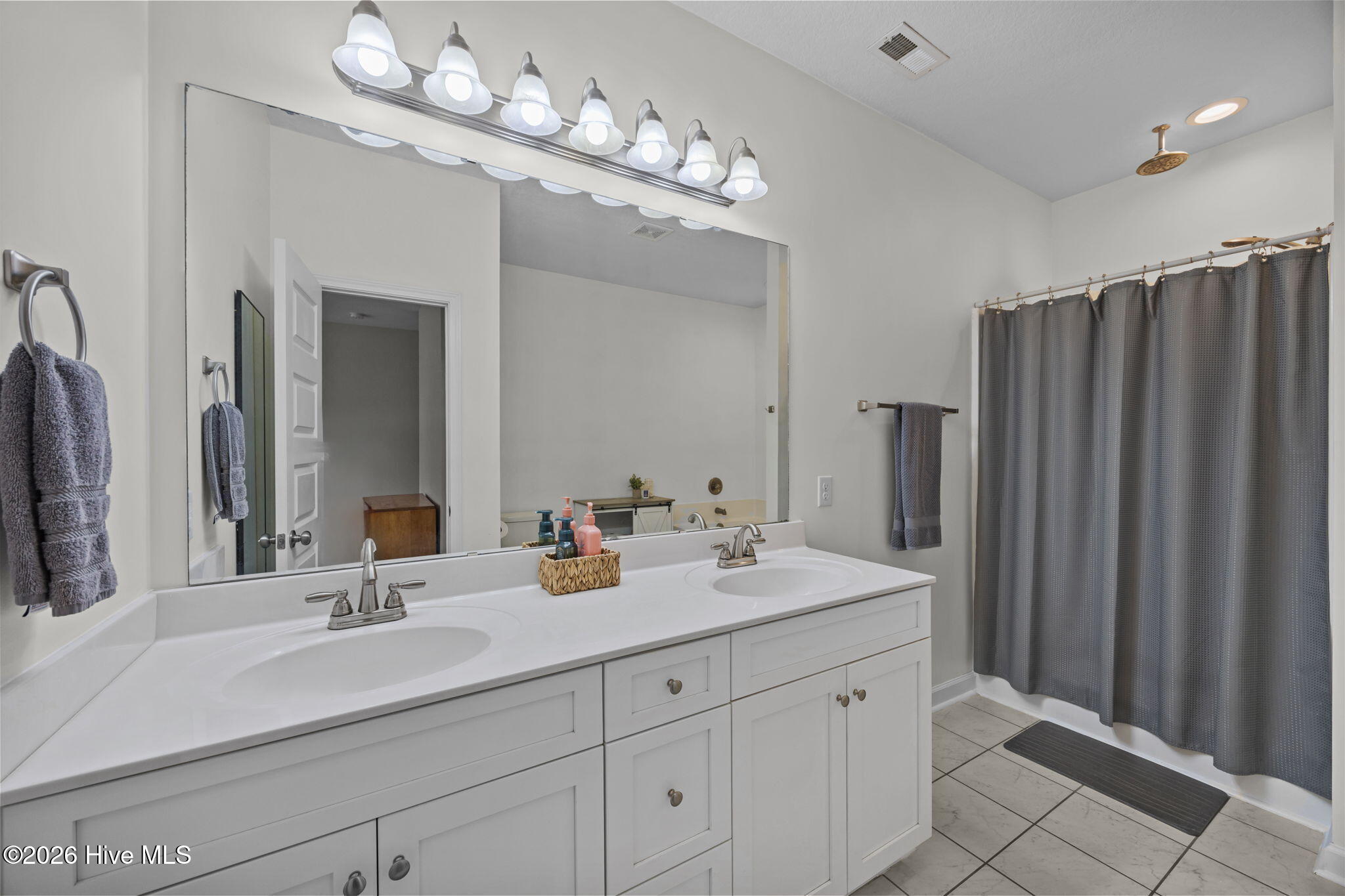 100557380 | Photo 19