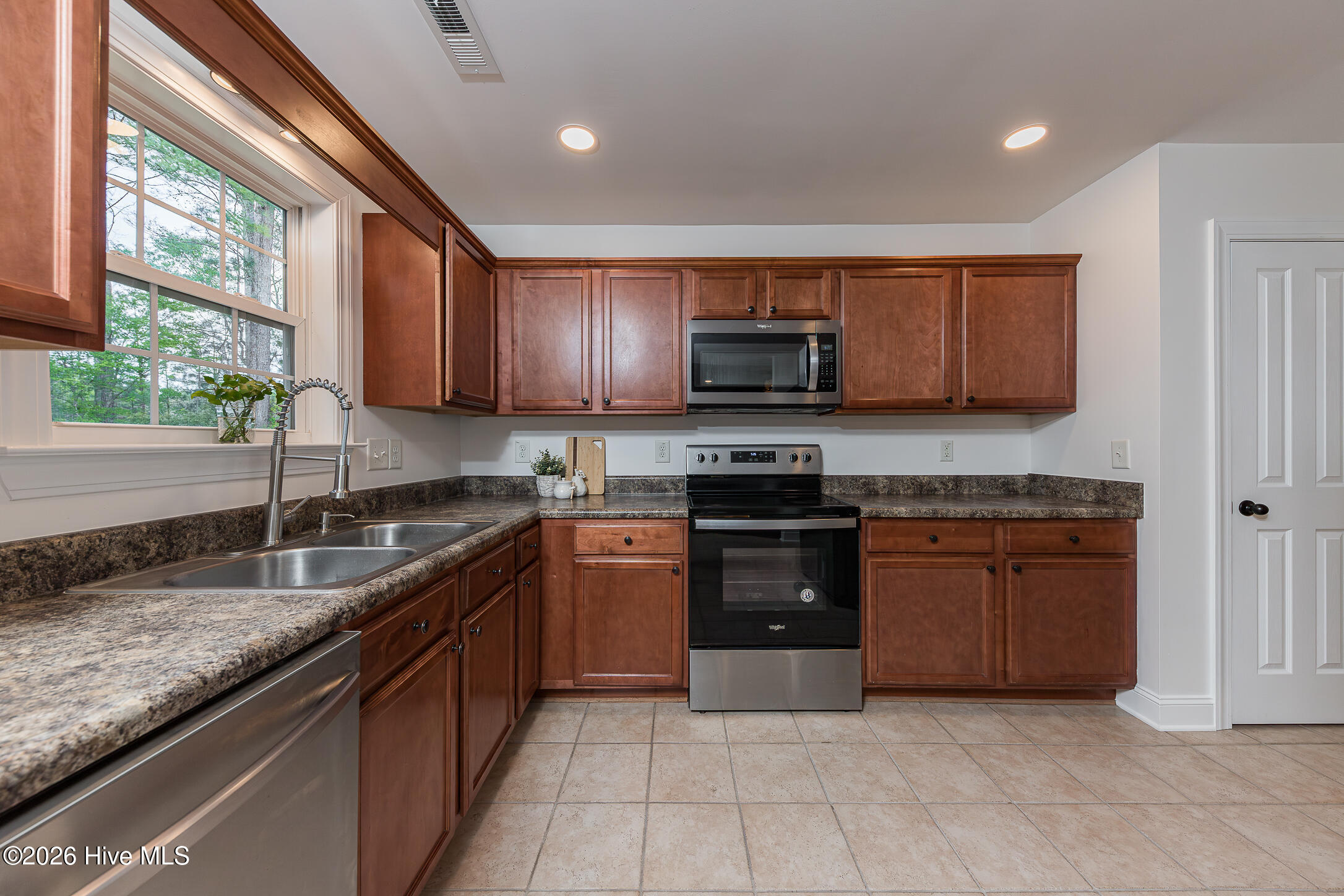 100566489 | Photo 24