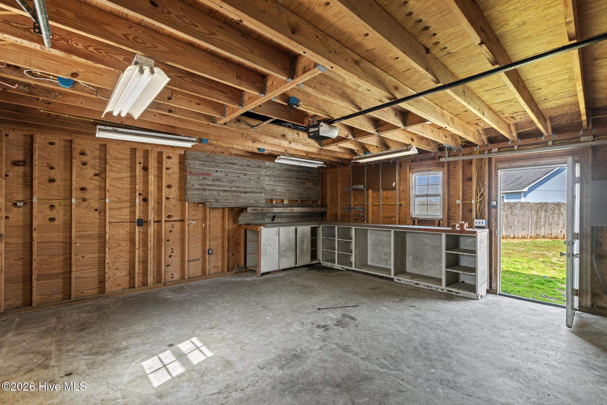 100558461 | Photo 32