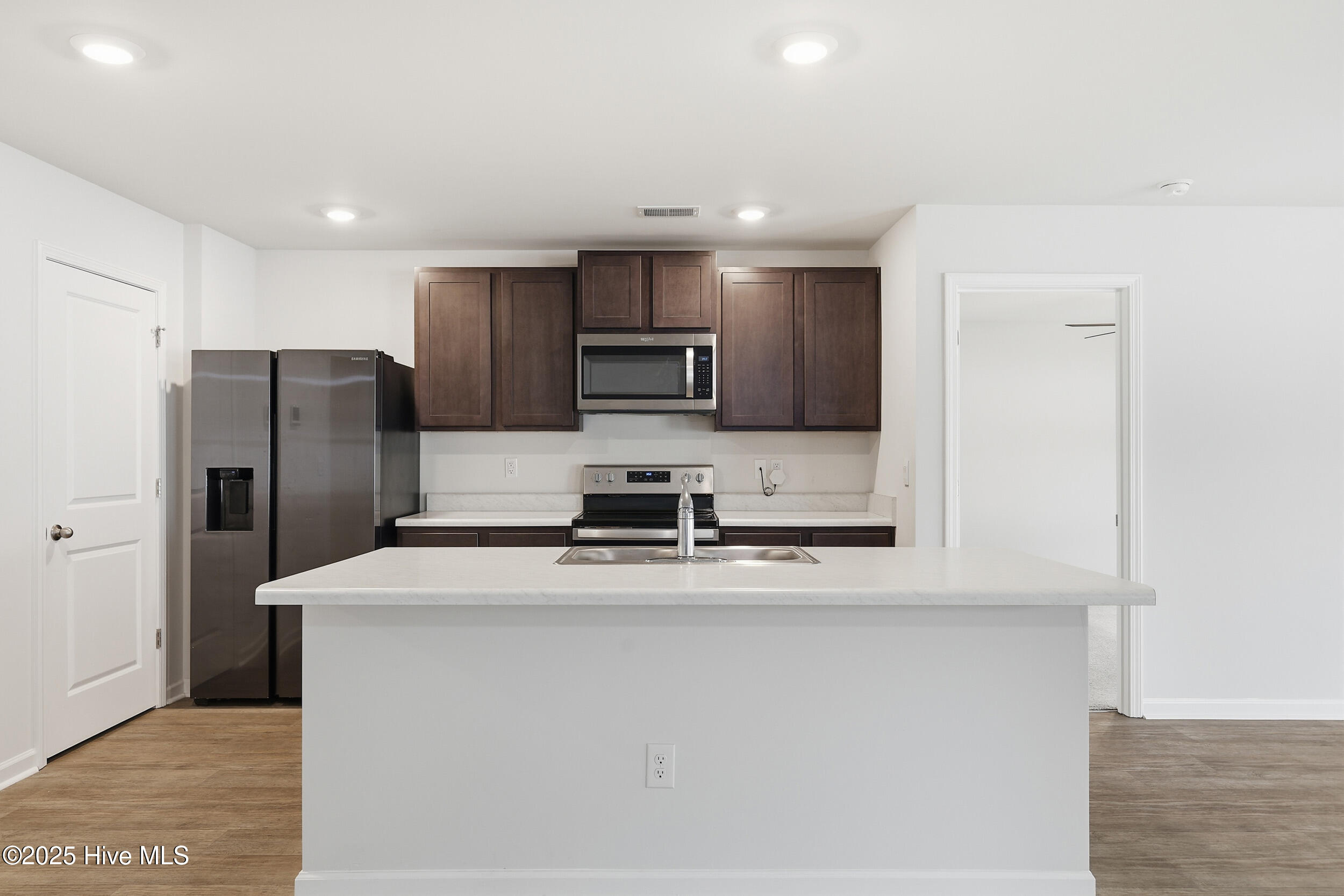 100543027 | Photo 12