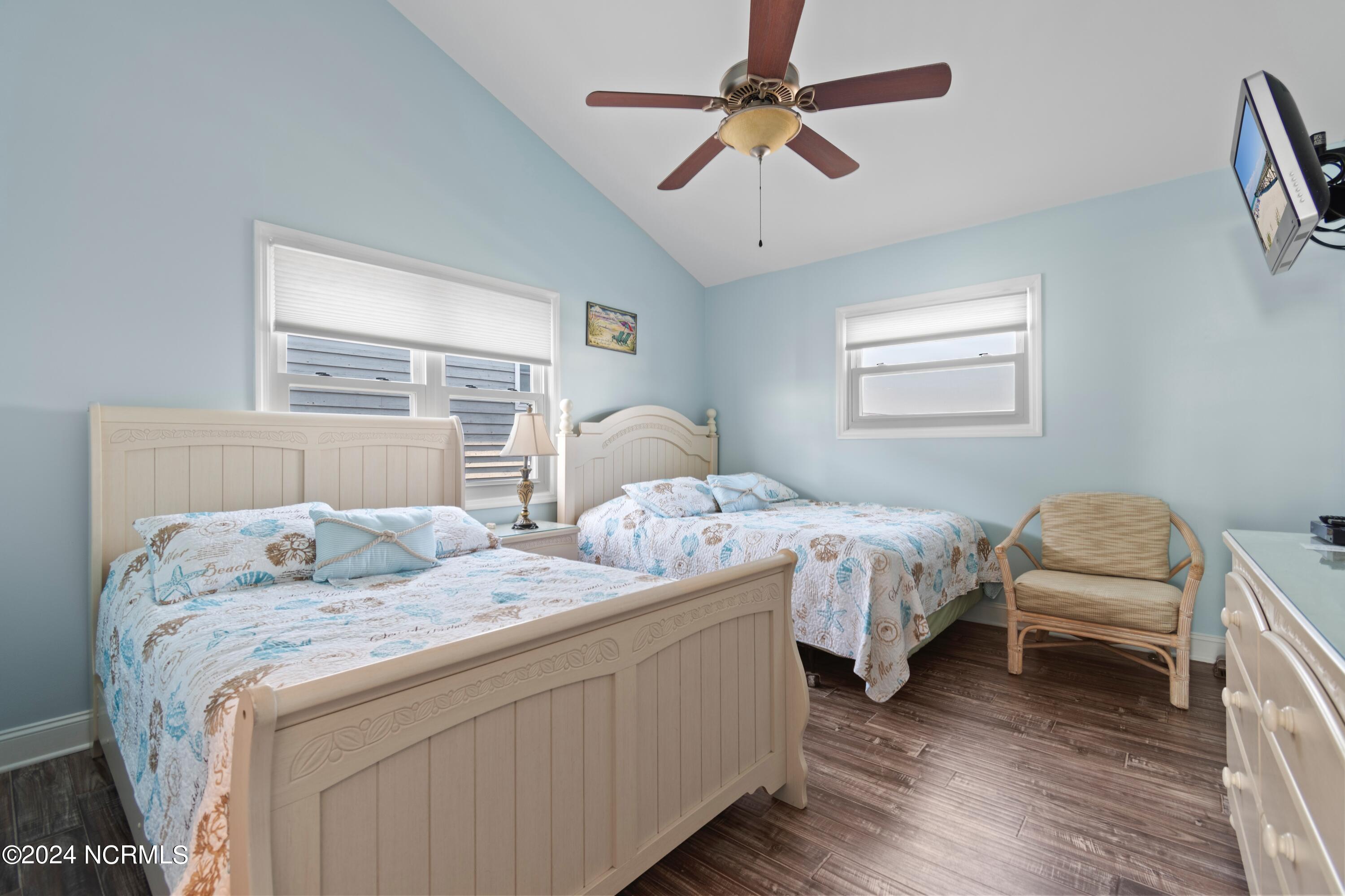 100547764 | Photo 46