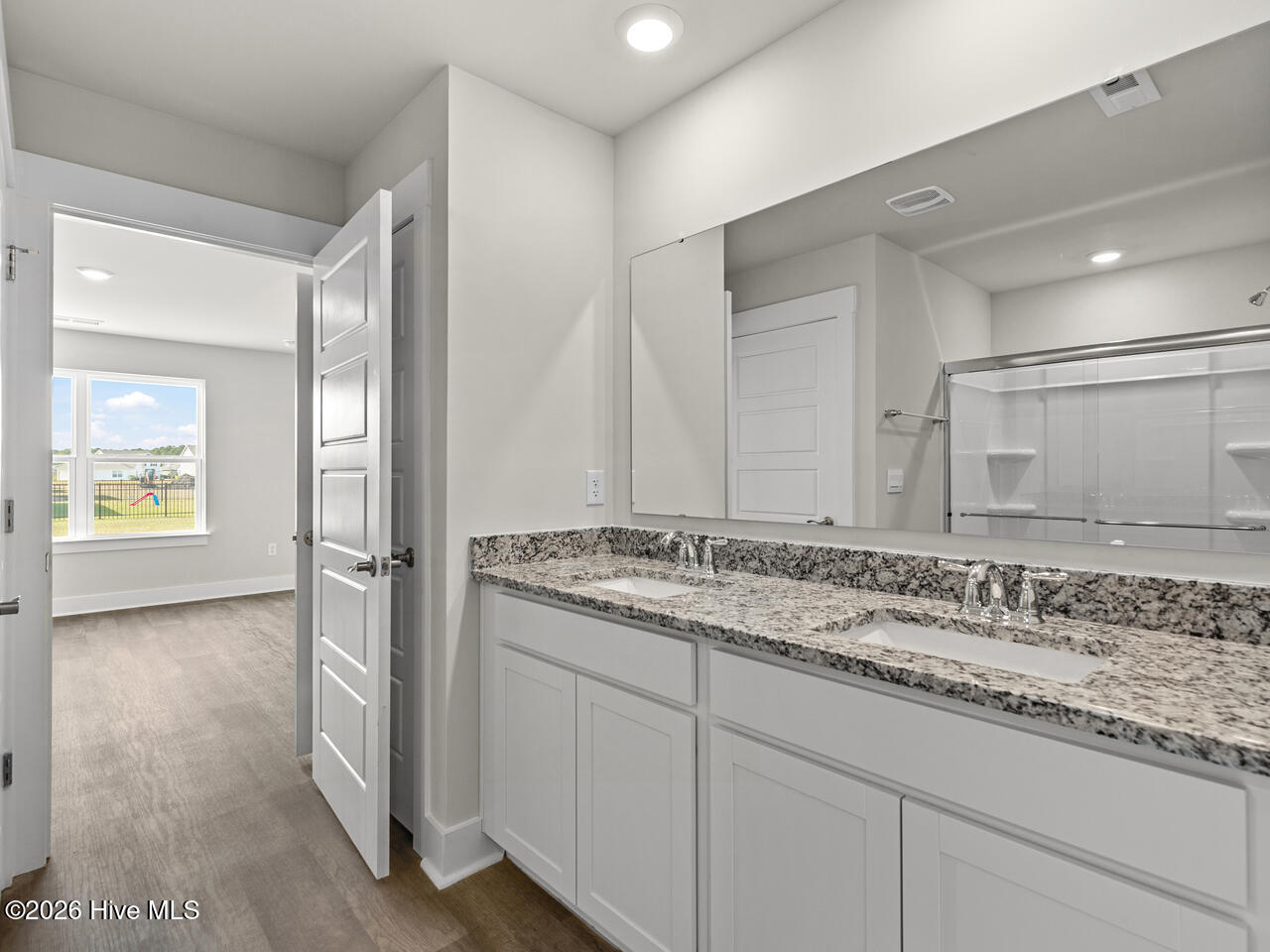 100545600 | Photo 35