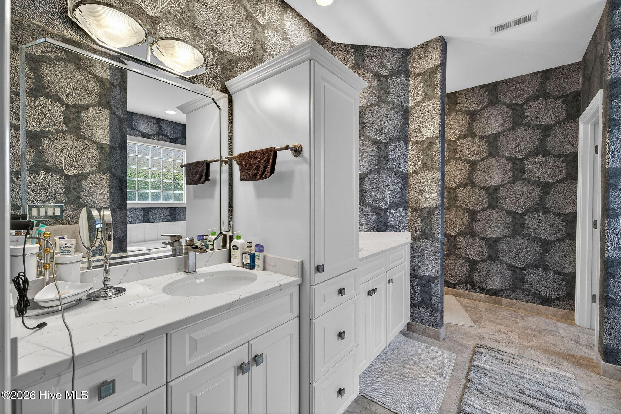 100565990 | Photo 22