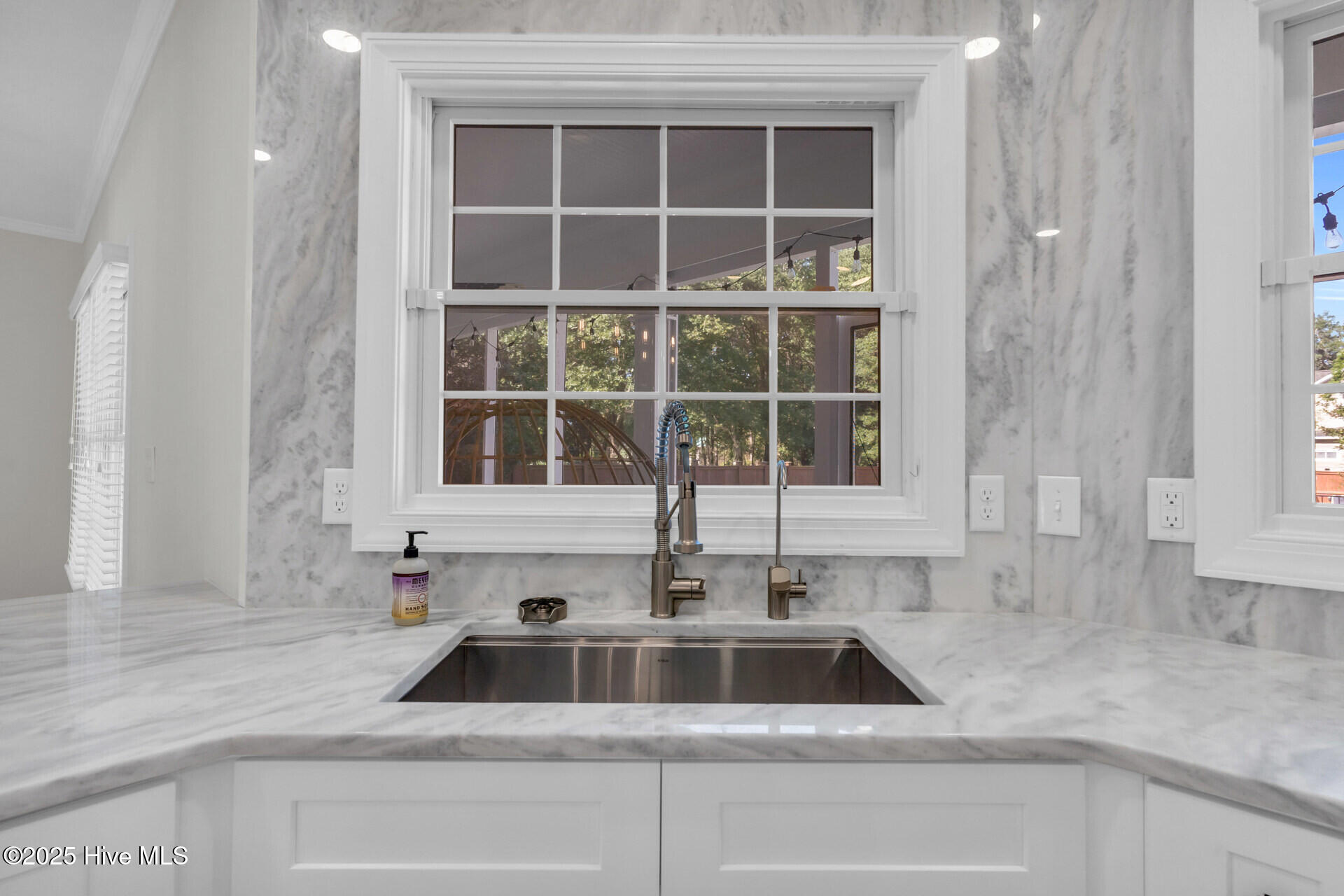 100532167 | Photo 19