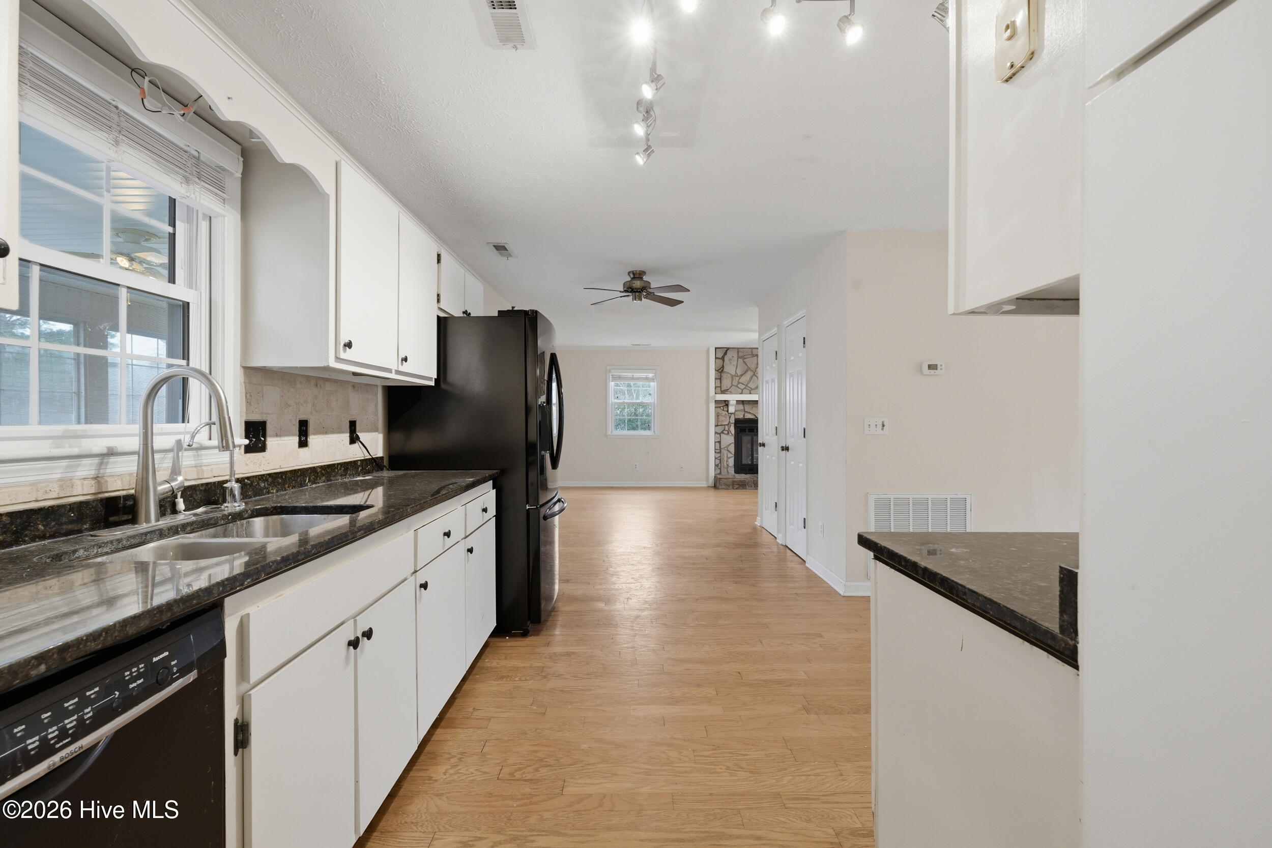 100559462 | Photo 12