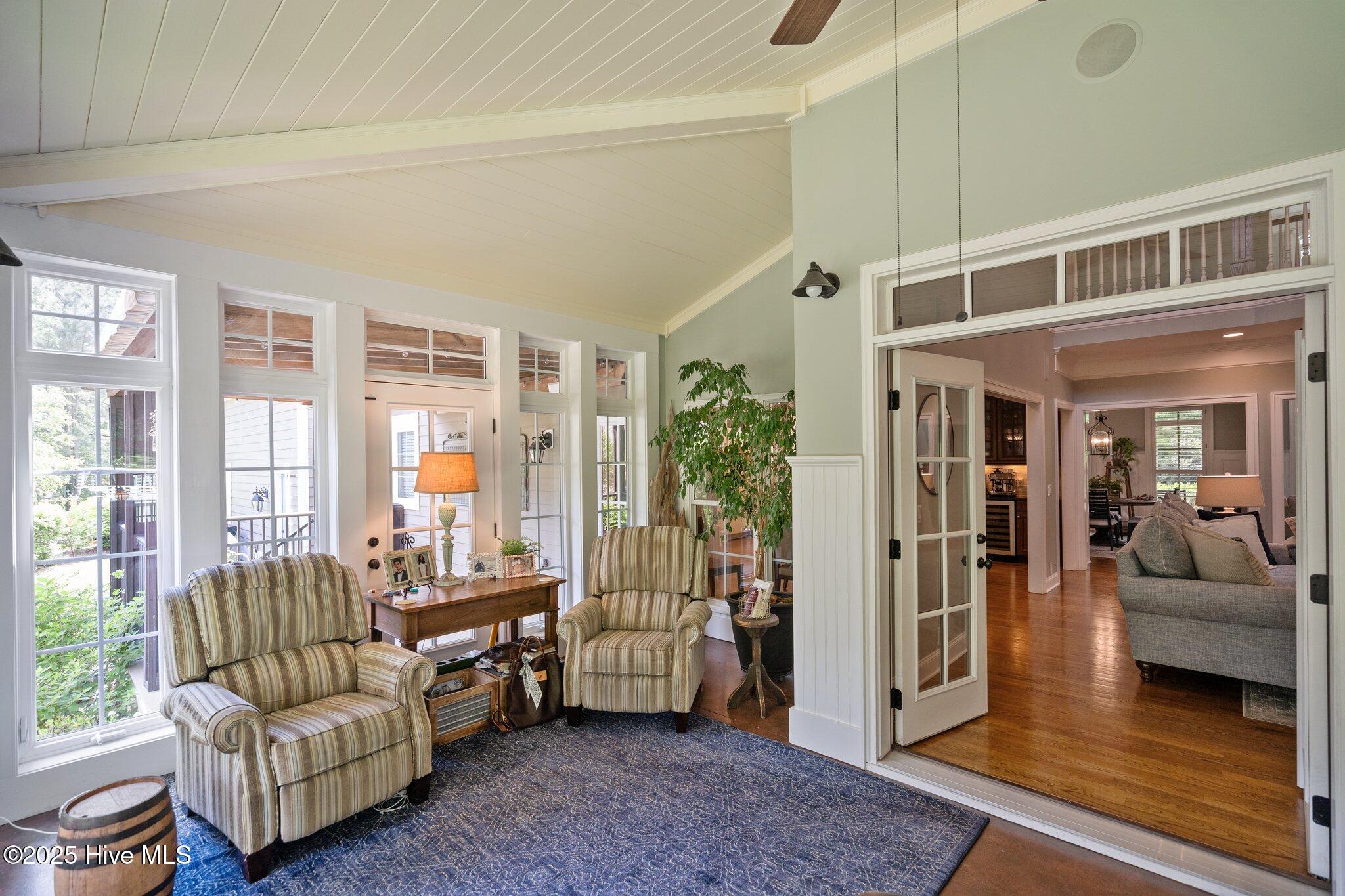 100565962 | Photo 36