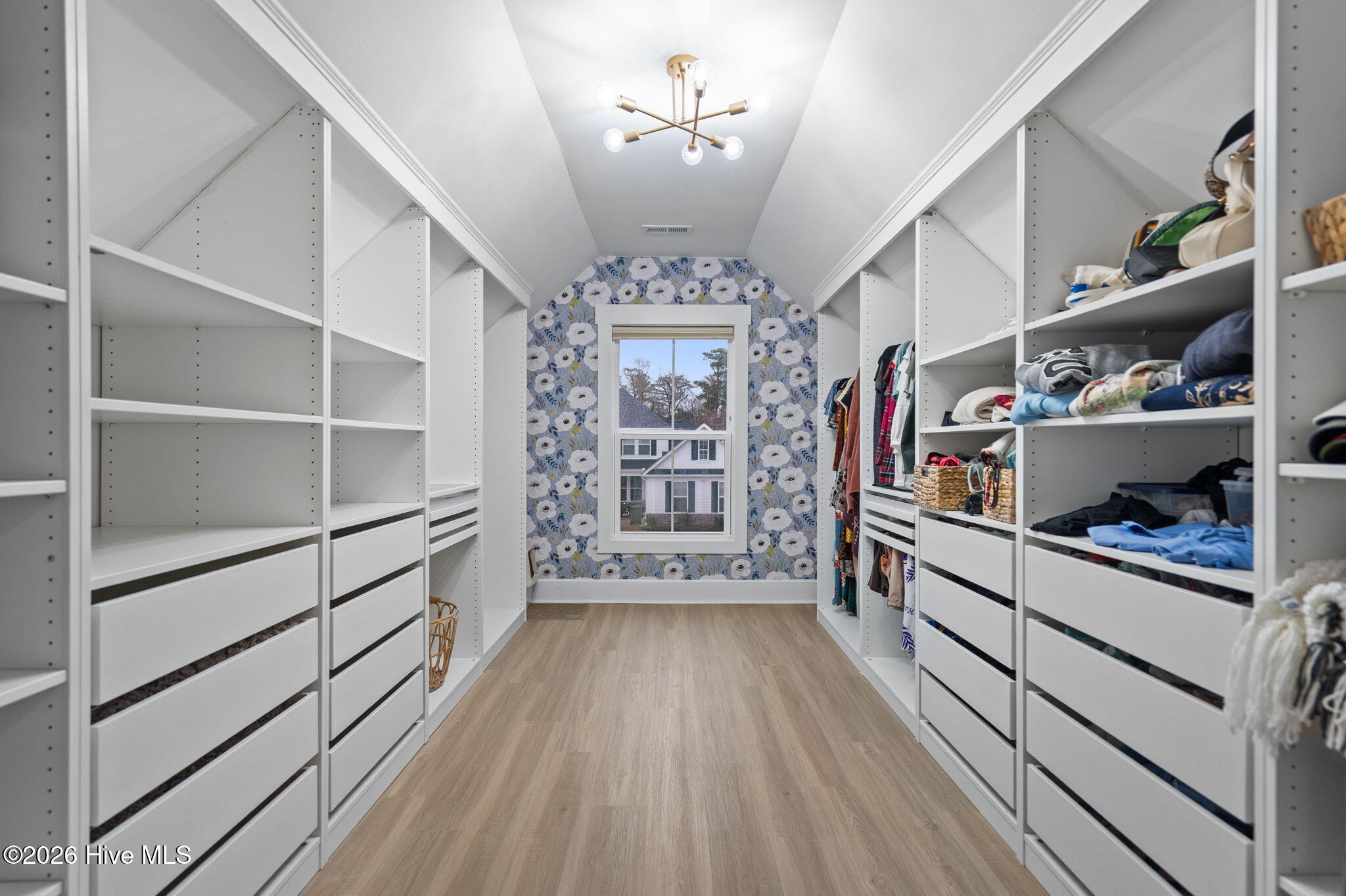 100549684 | Photo 33