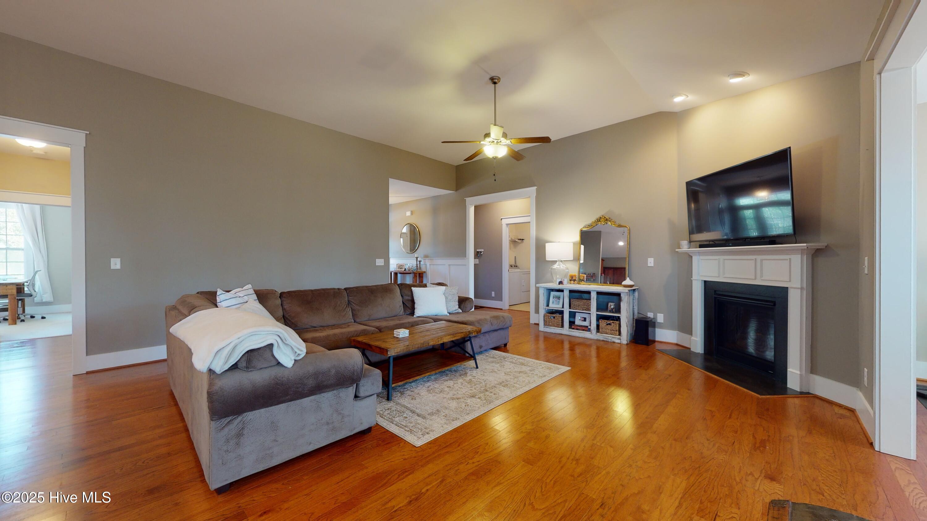 100570166 | Photo 29