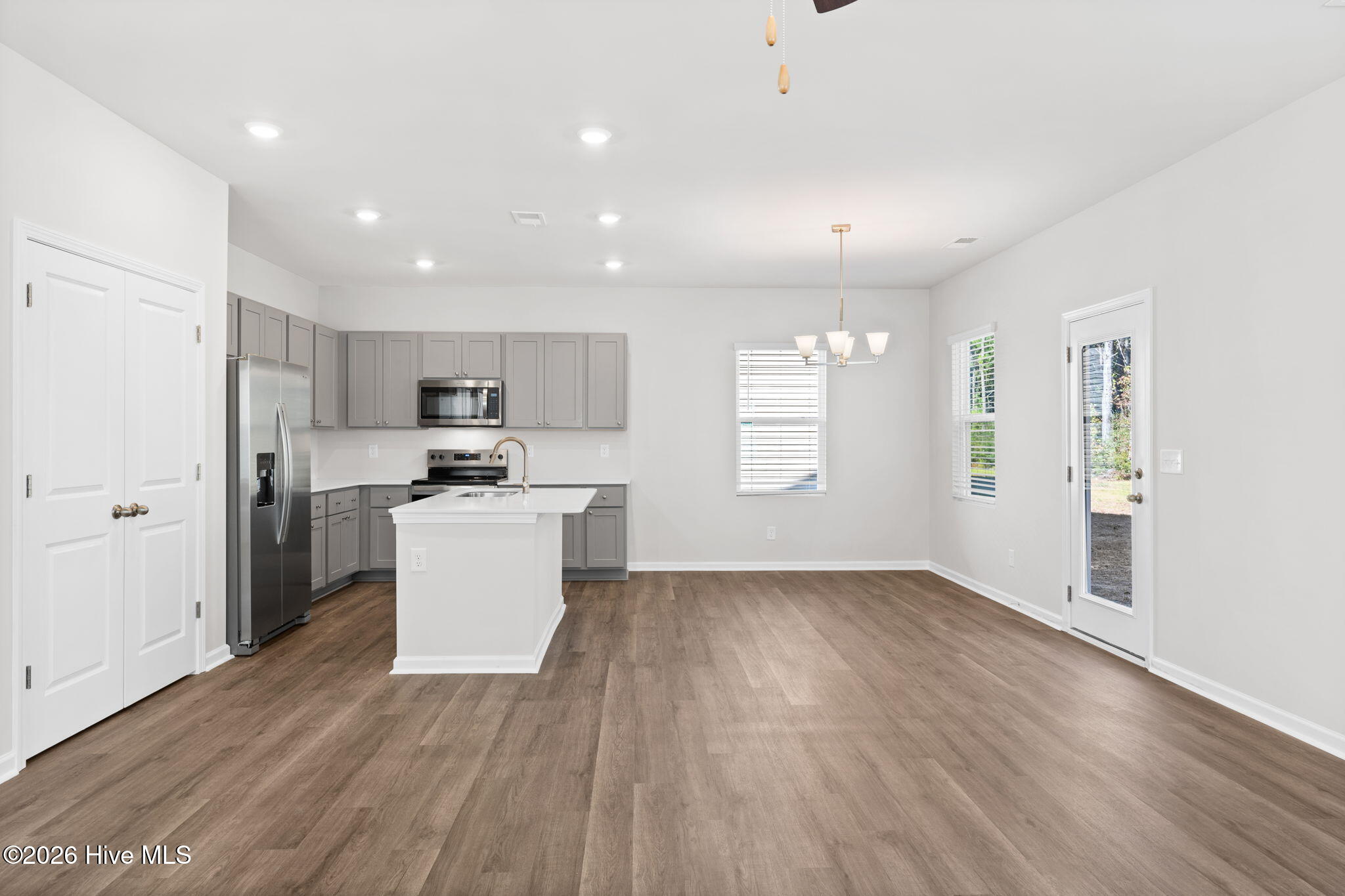 100566498 | Photo 13