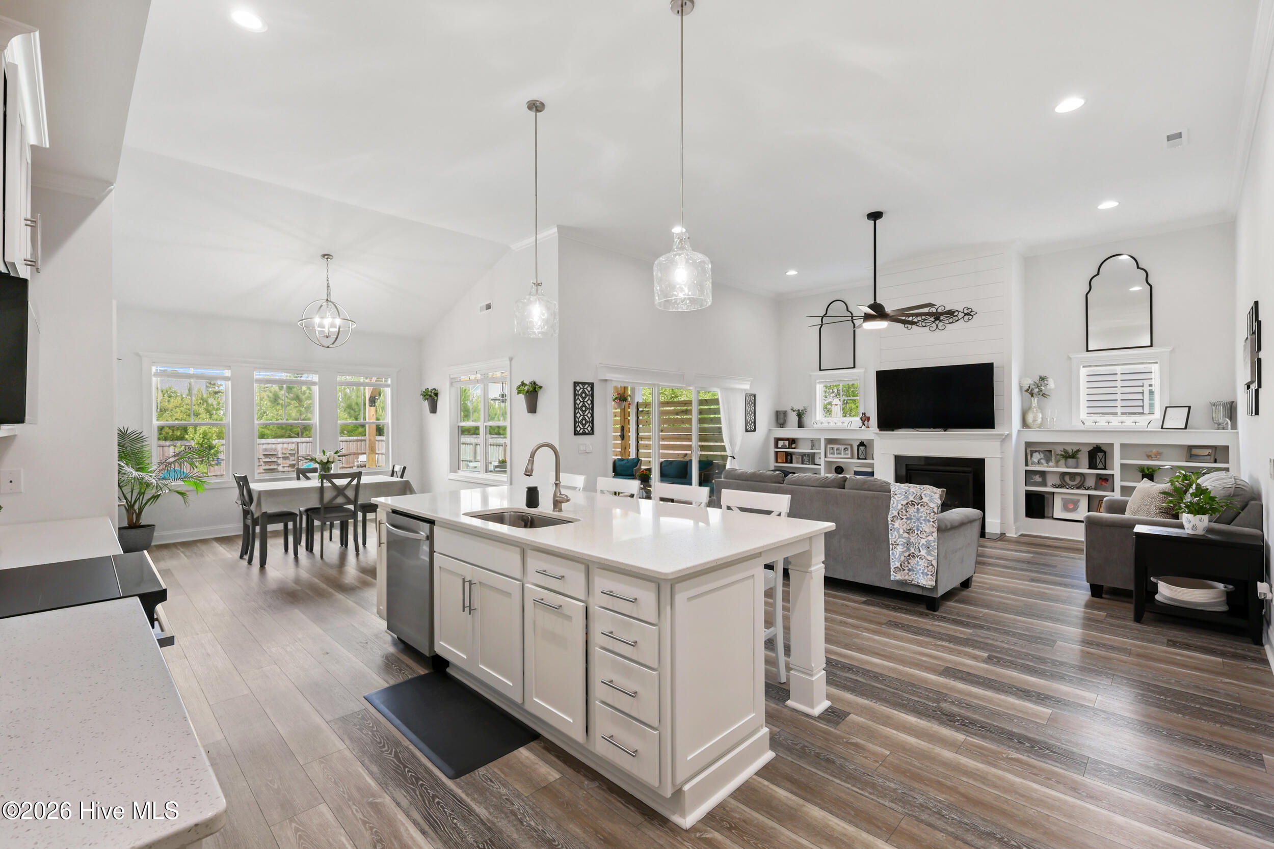 100569219 | Photo 10