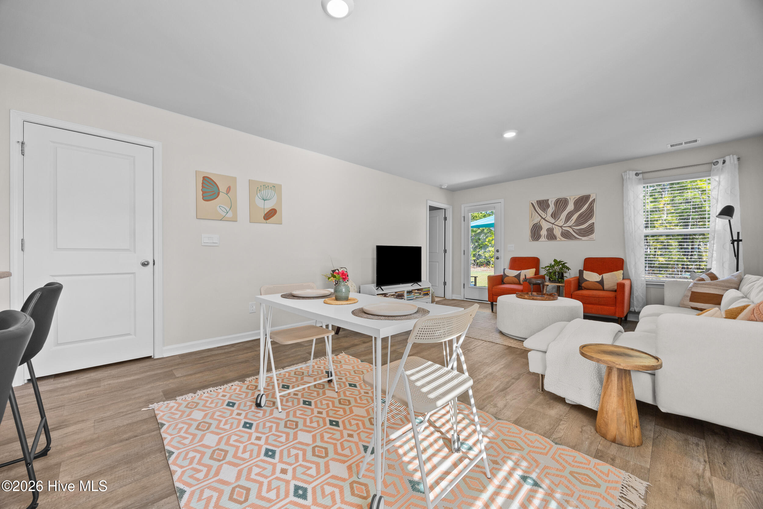 100567643 | Photo 23