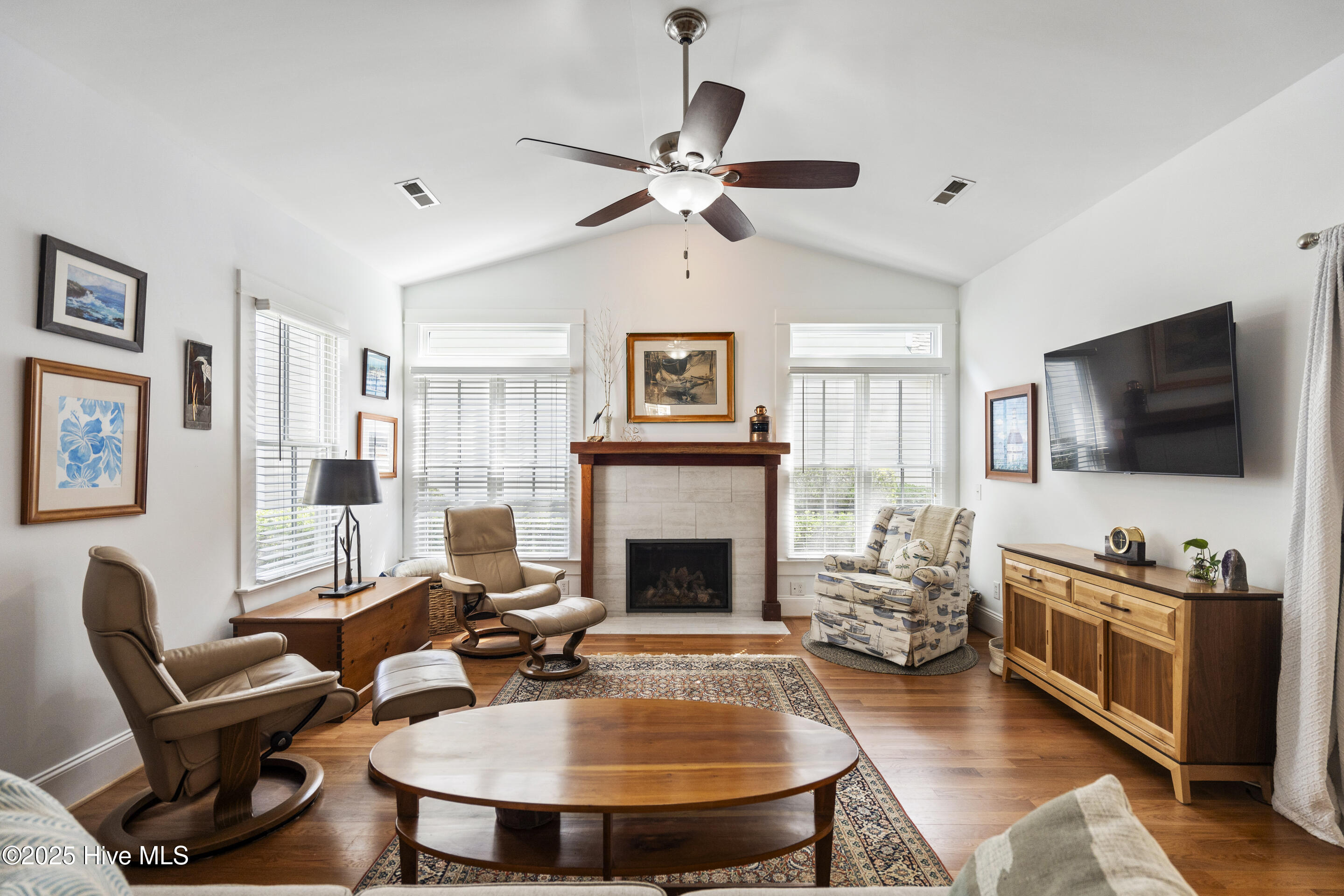 100545789 | Photo 18