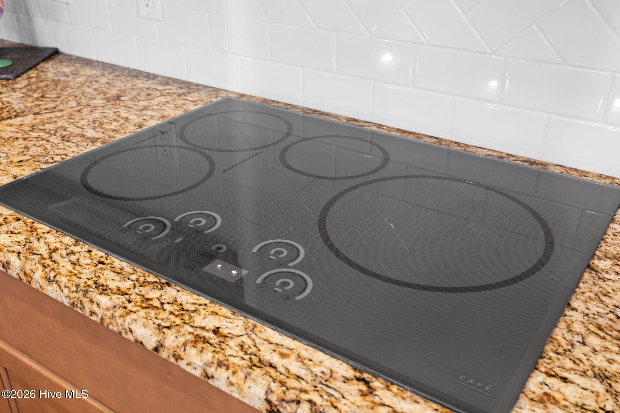 100566382 | Photo 18