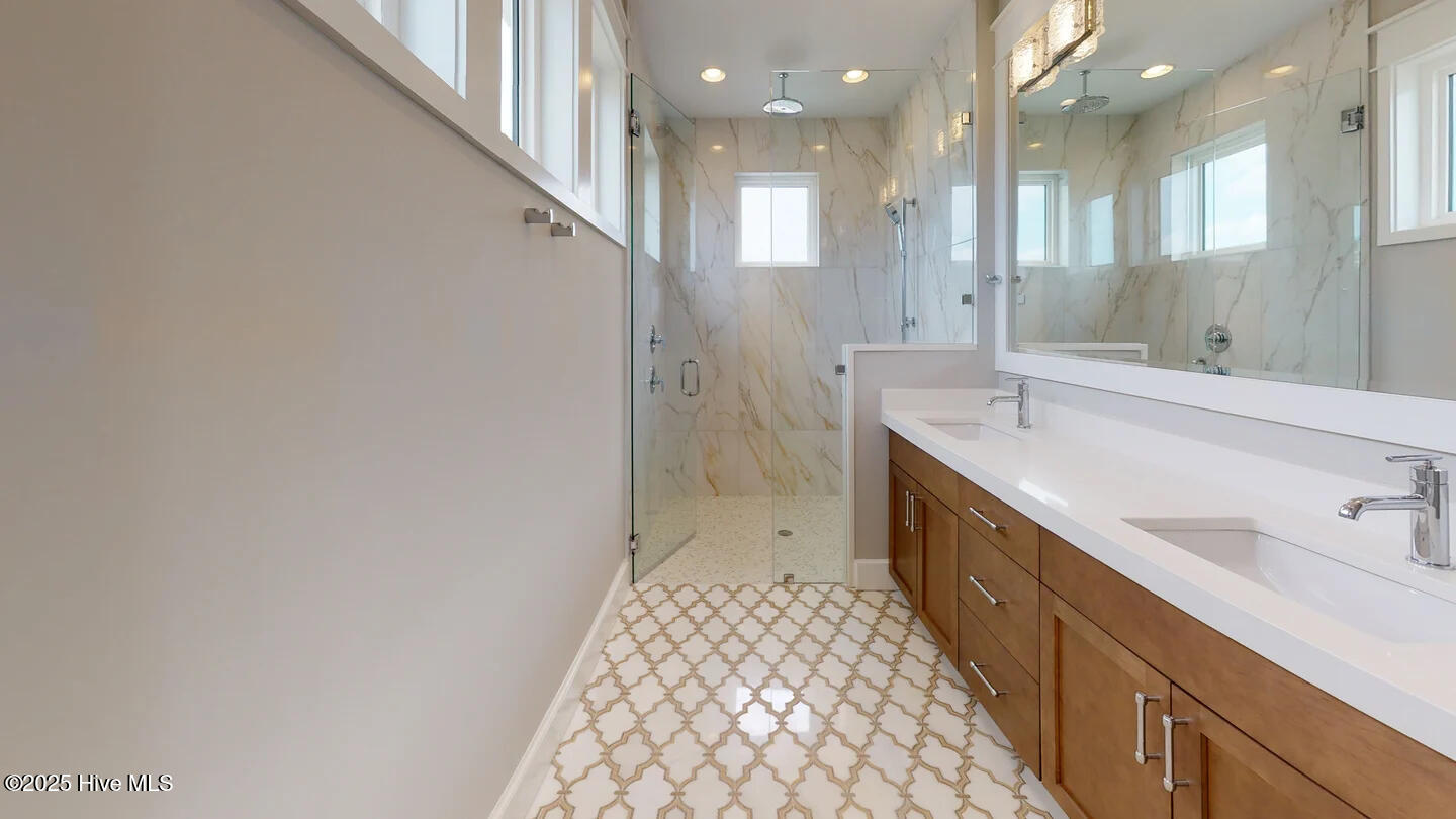 100514796 | Photo 16