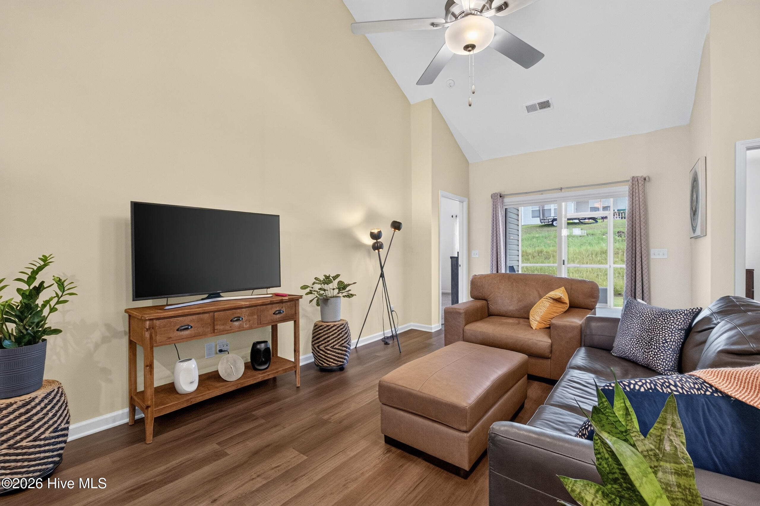Living rm - 15' ceiling