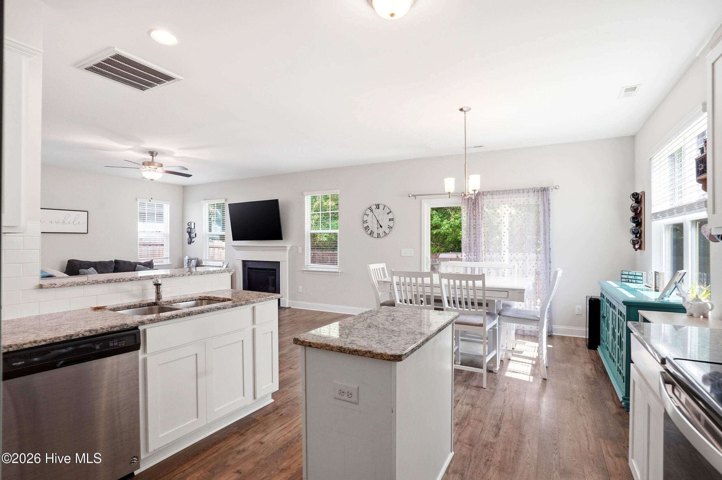 100570398 | Photo 10