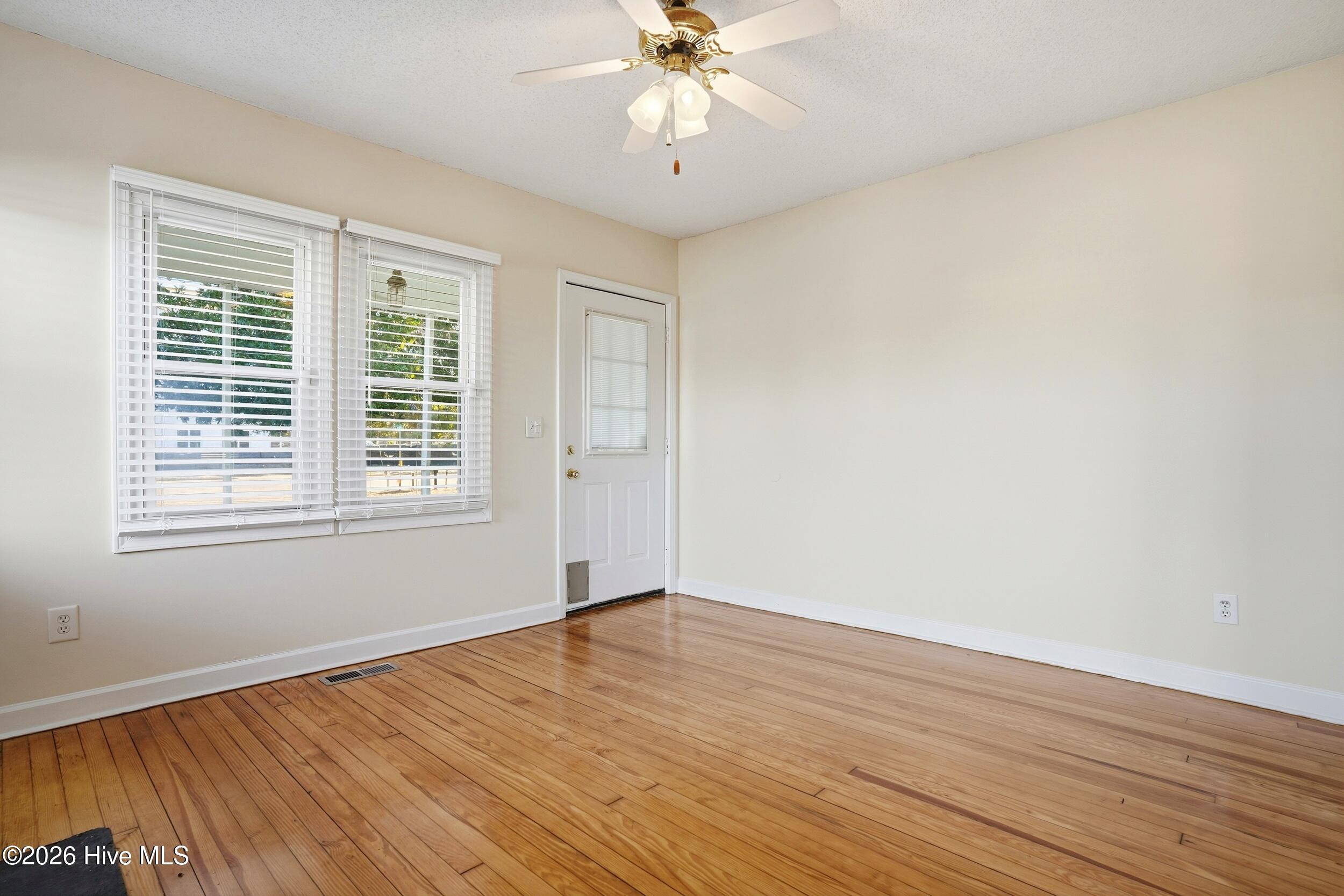 100565709 | Photo 15