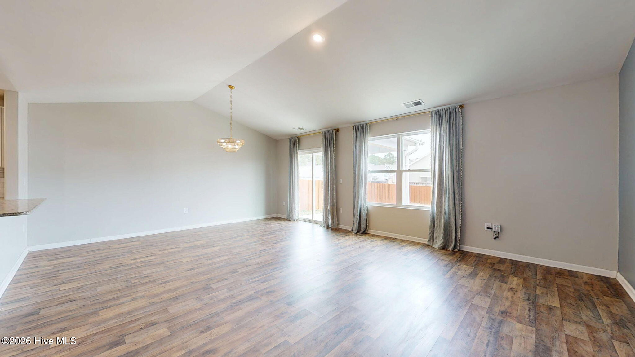 100557449 | Photo 30