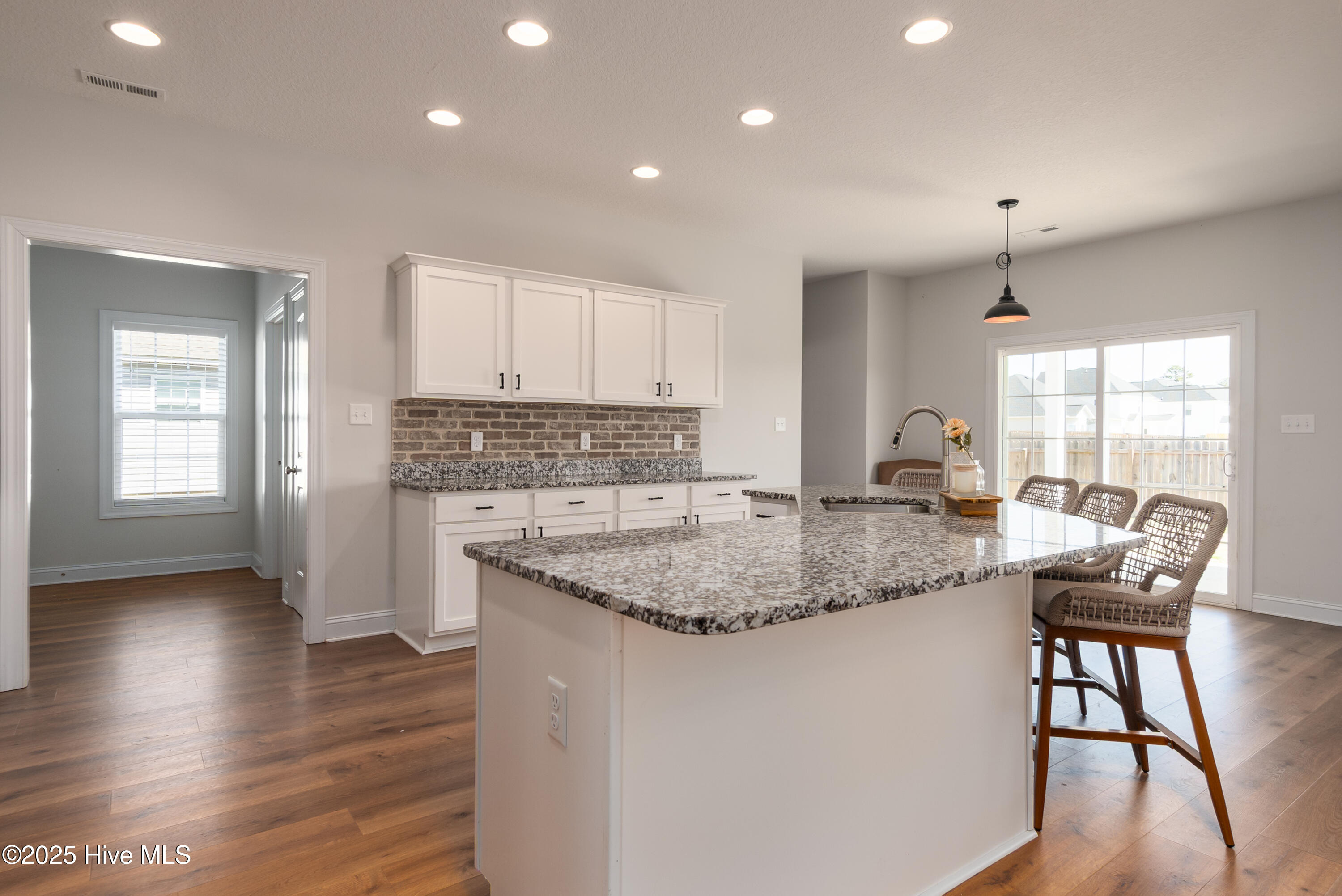 100502519 | Photo 14