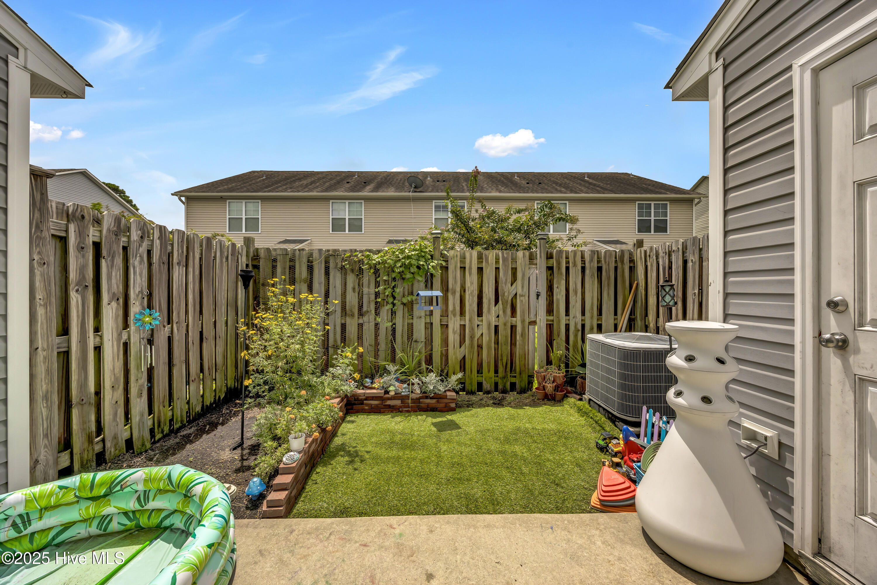 100525009 | Photo 18