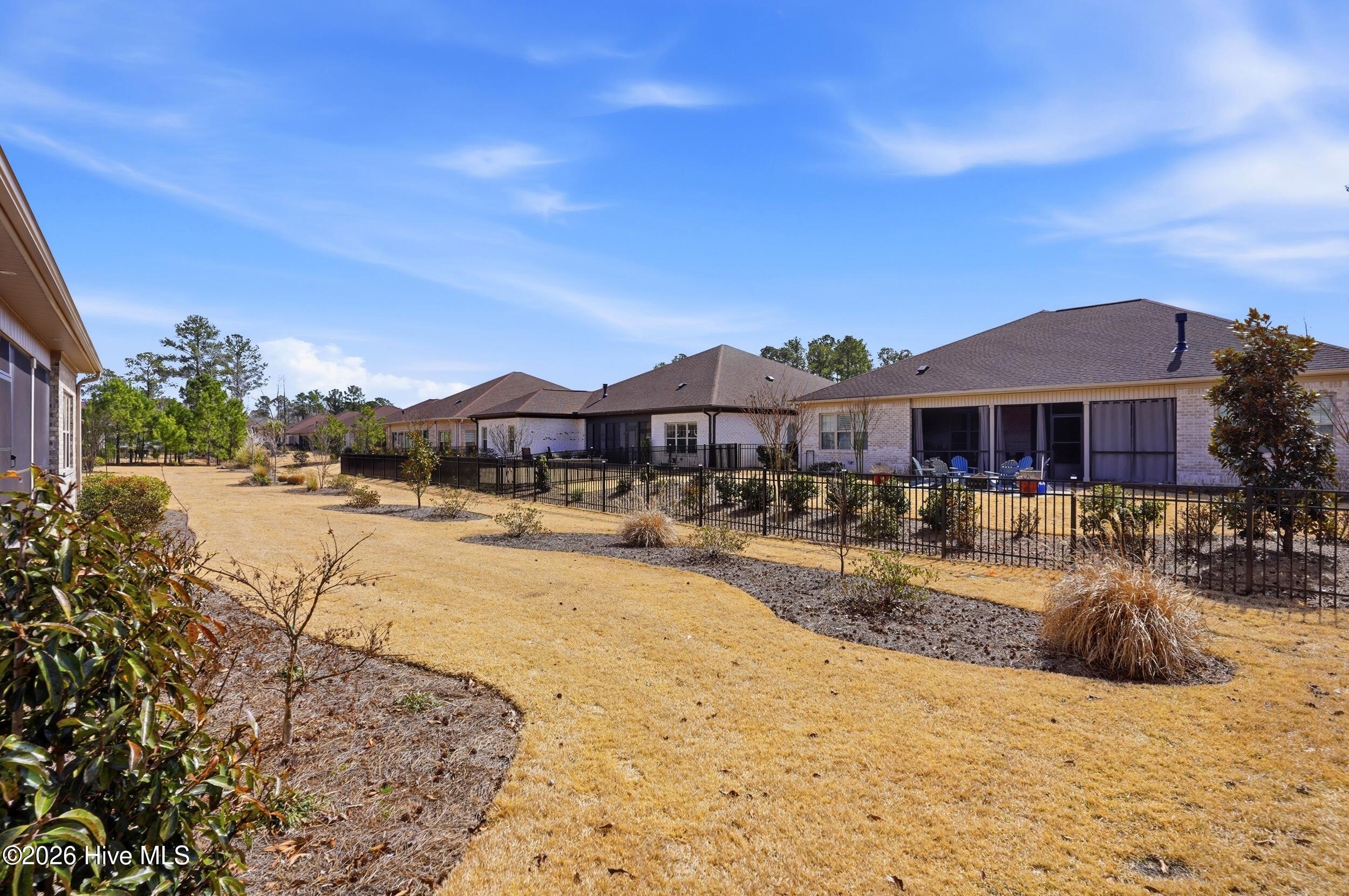 100560979 | Photo 40