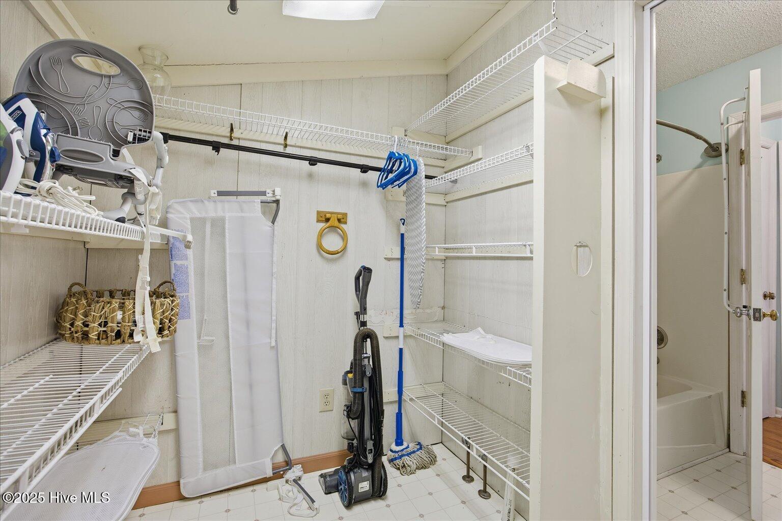 100546688 | Photo 31