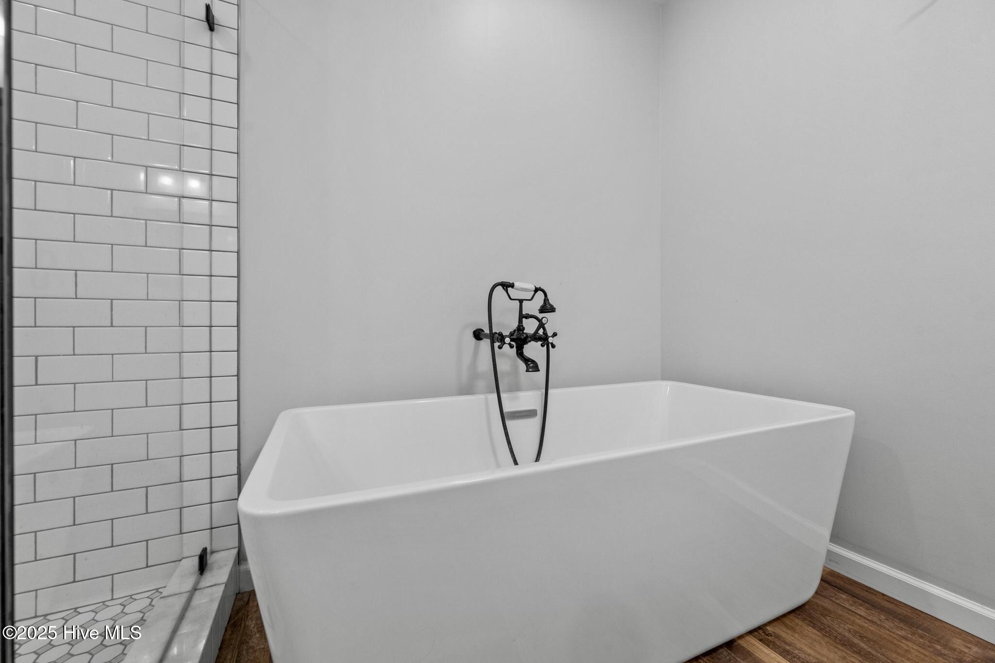 100532839 | Photo 53