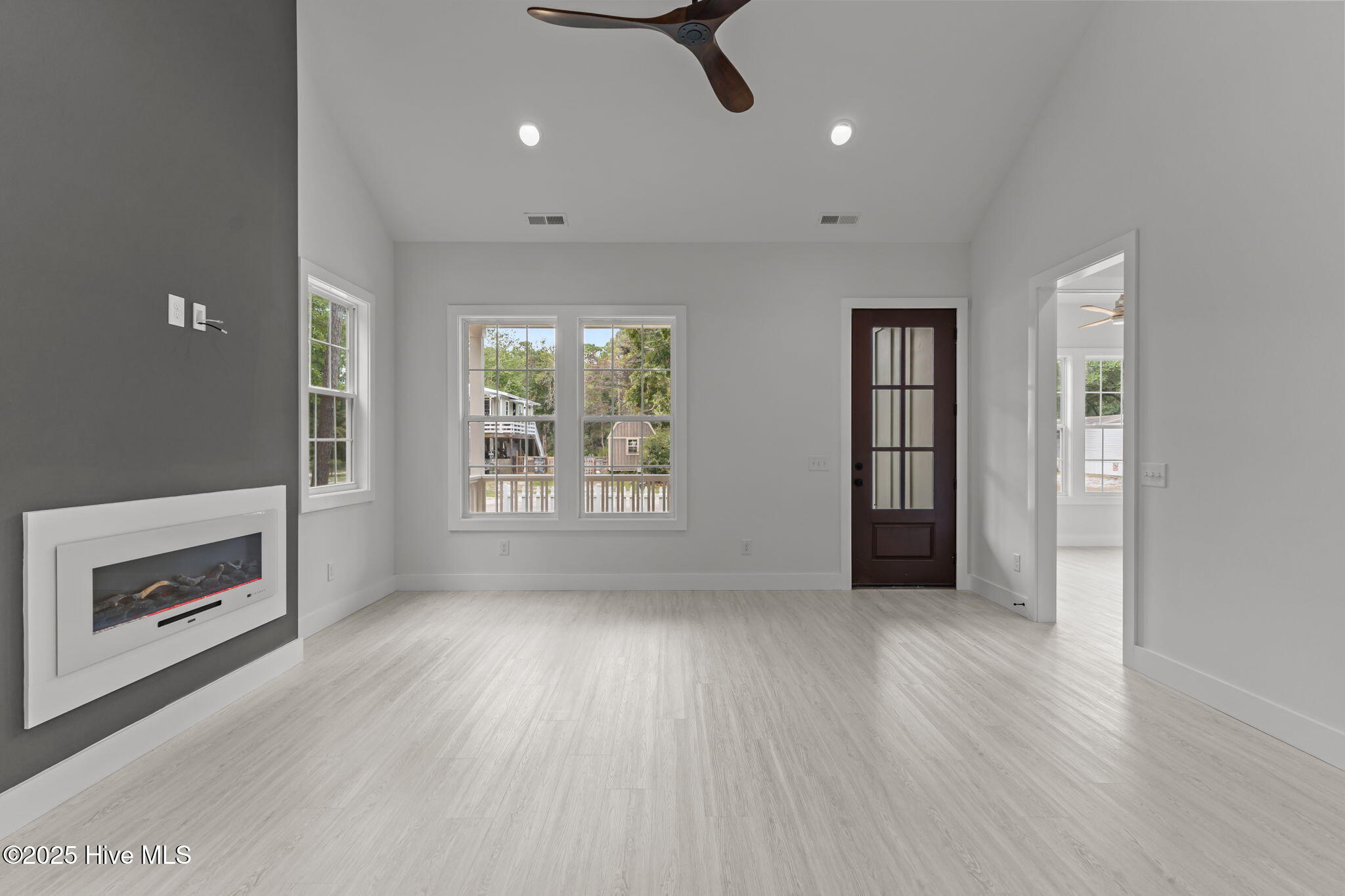 100506453 | Photo 13