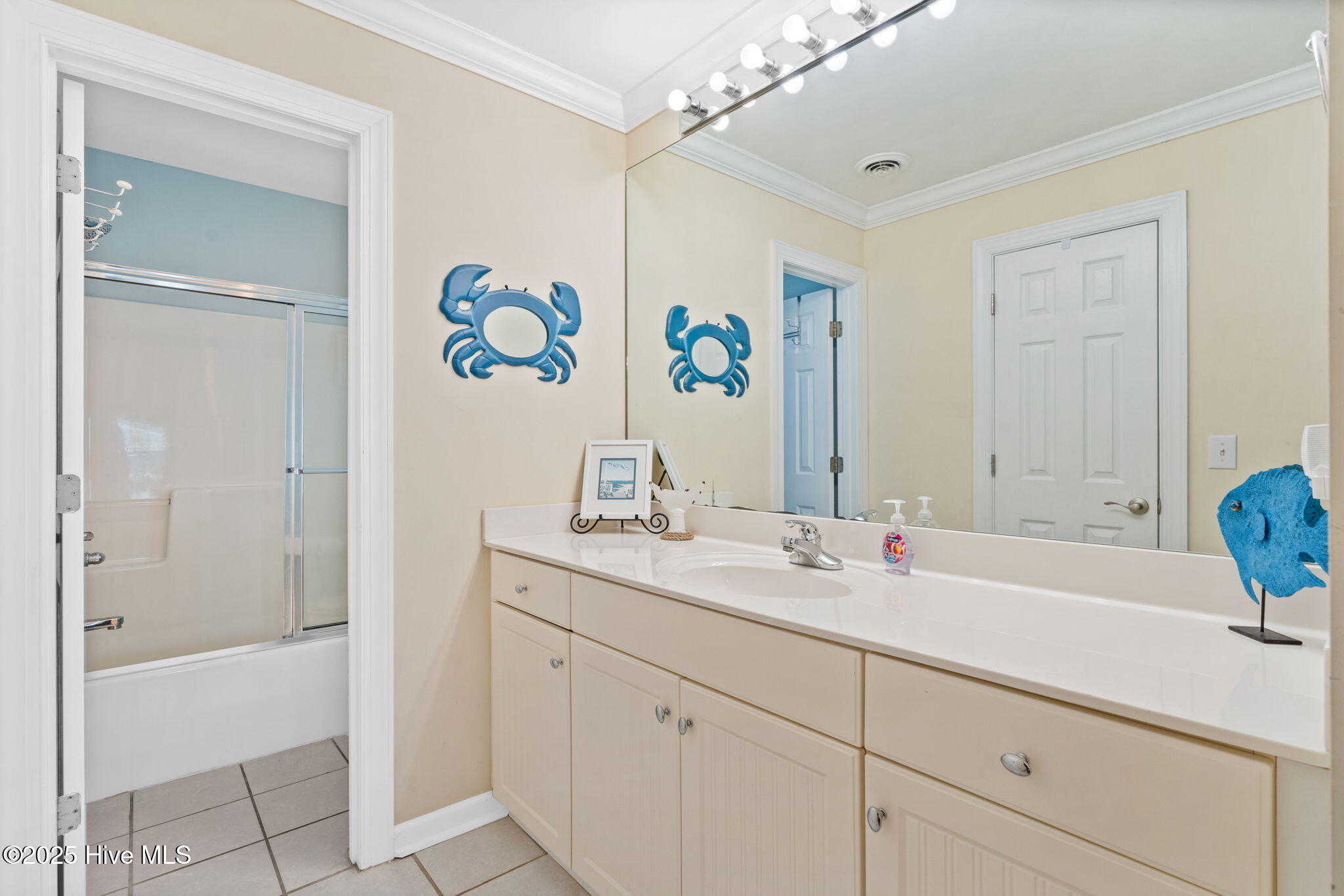 100498196 | Photo 51