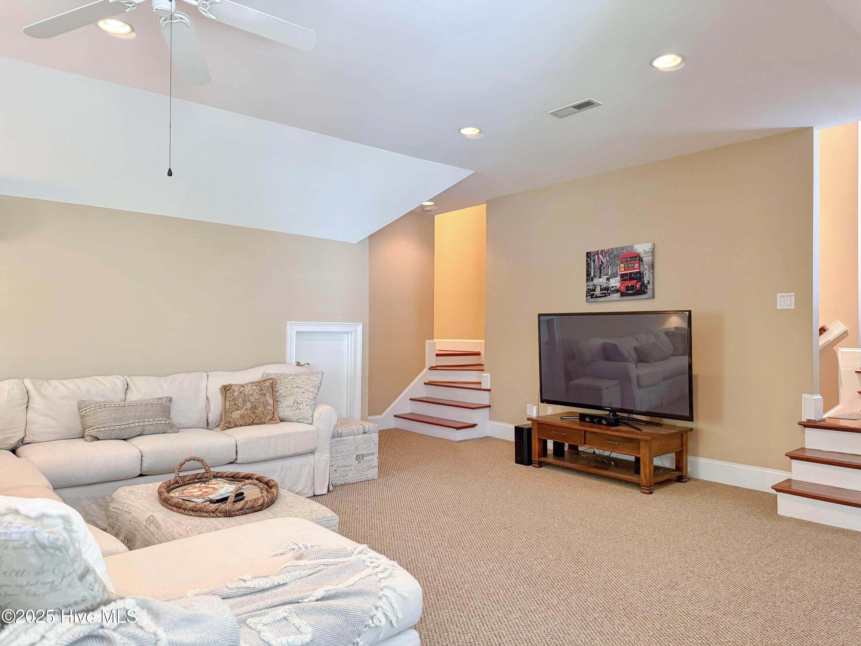 100561292 | Photo 65