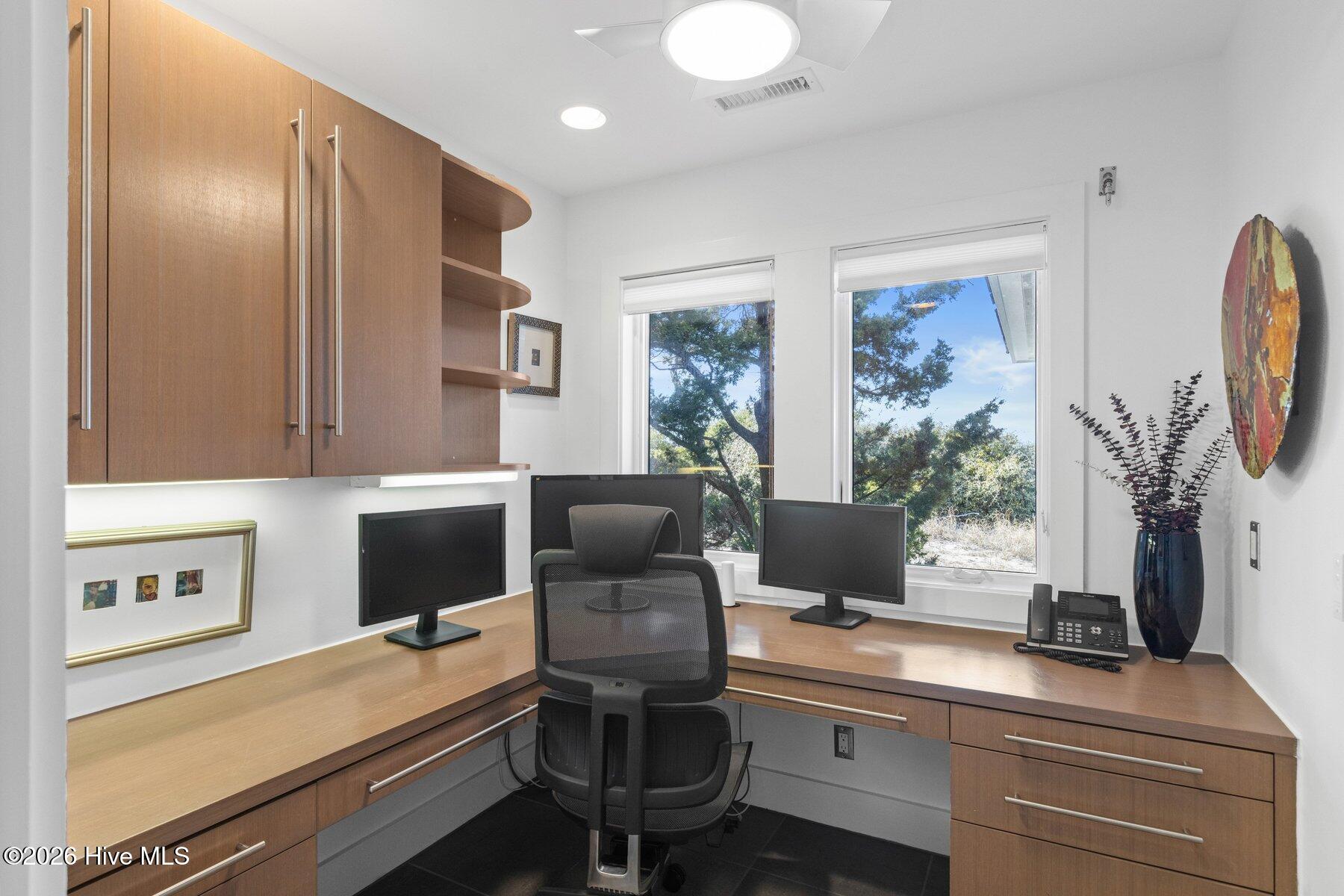 100558974 | Photo 25