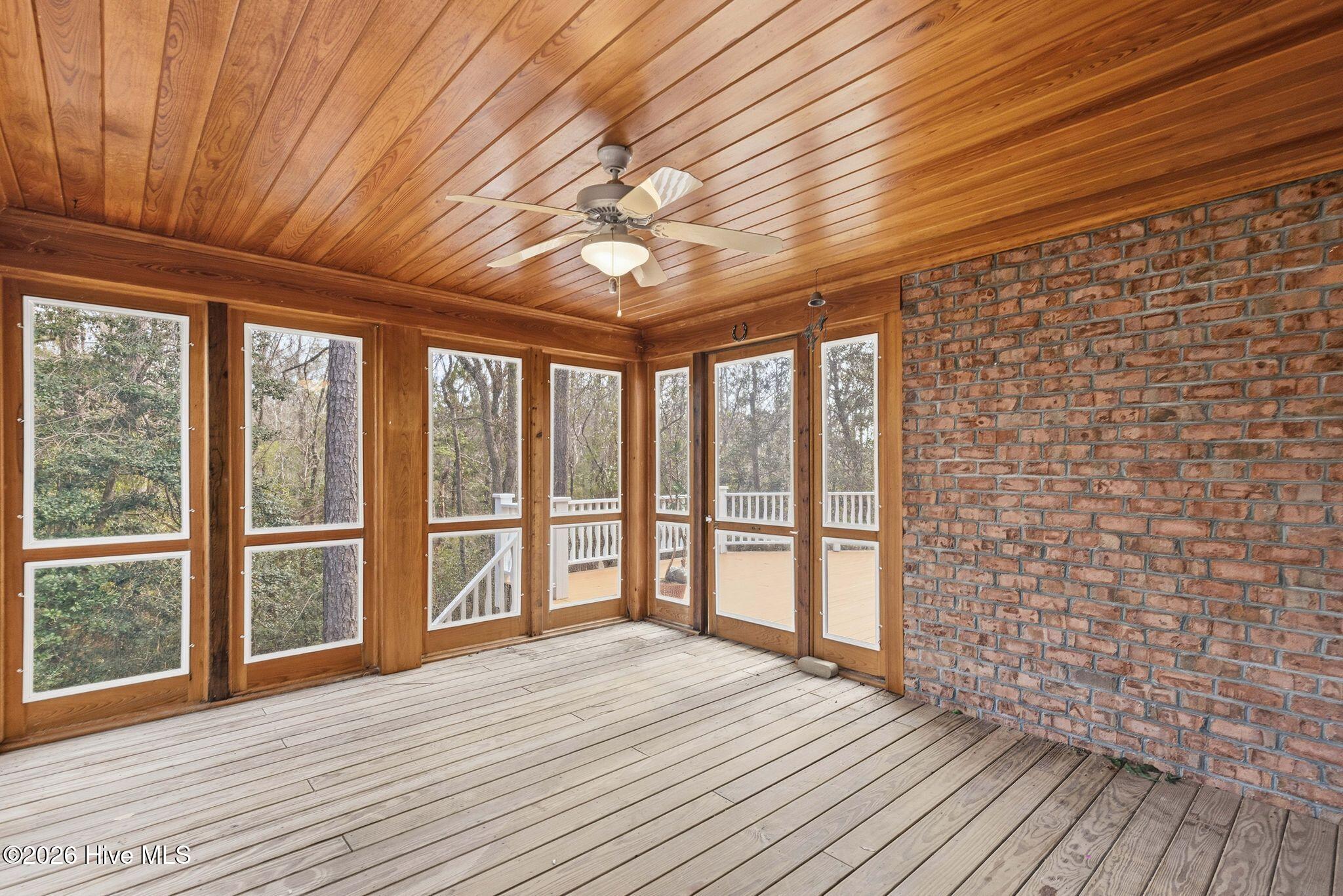 100565083 | Photo 41