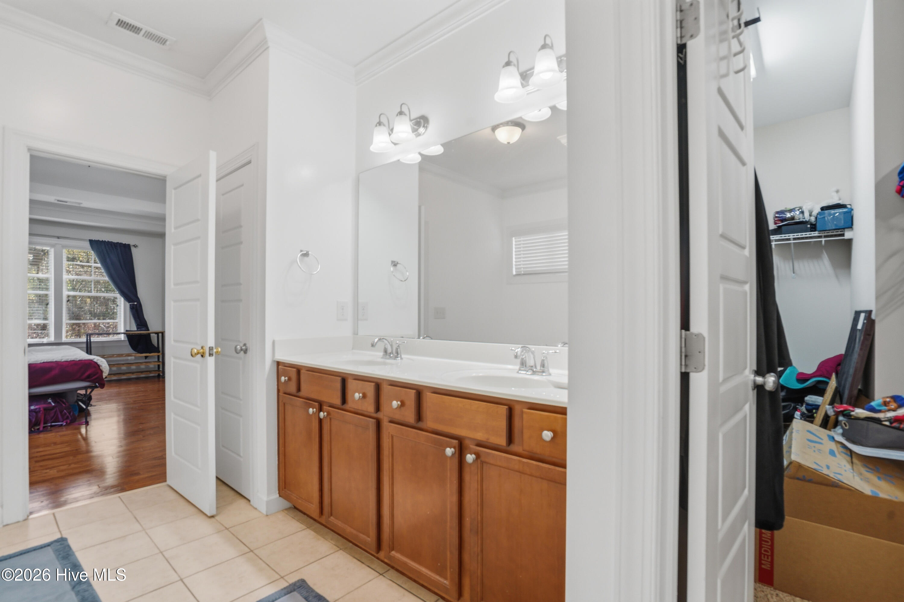 100564087 | Photo 26