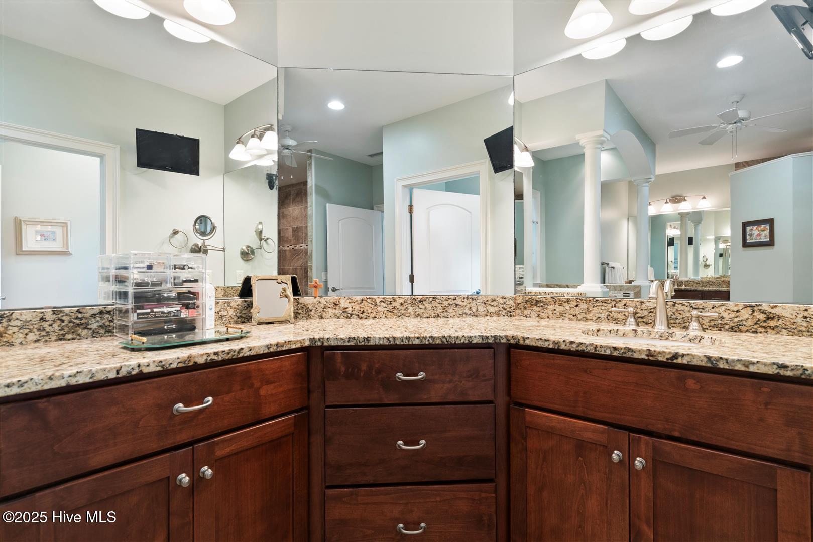 100518615 | Photo 47