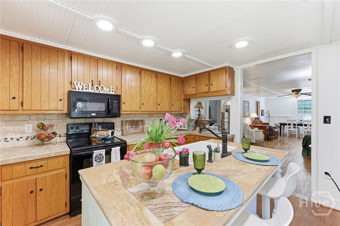 Pine cabinets & convection oven