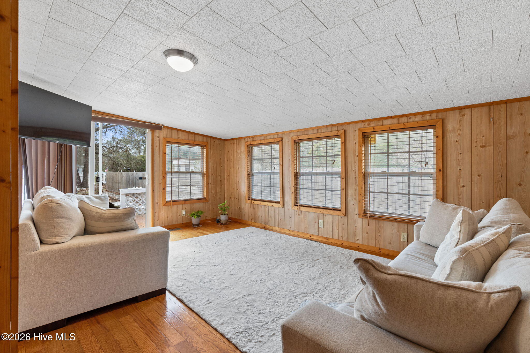 100555988 | Photo 16