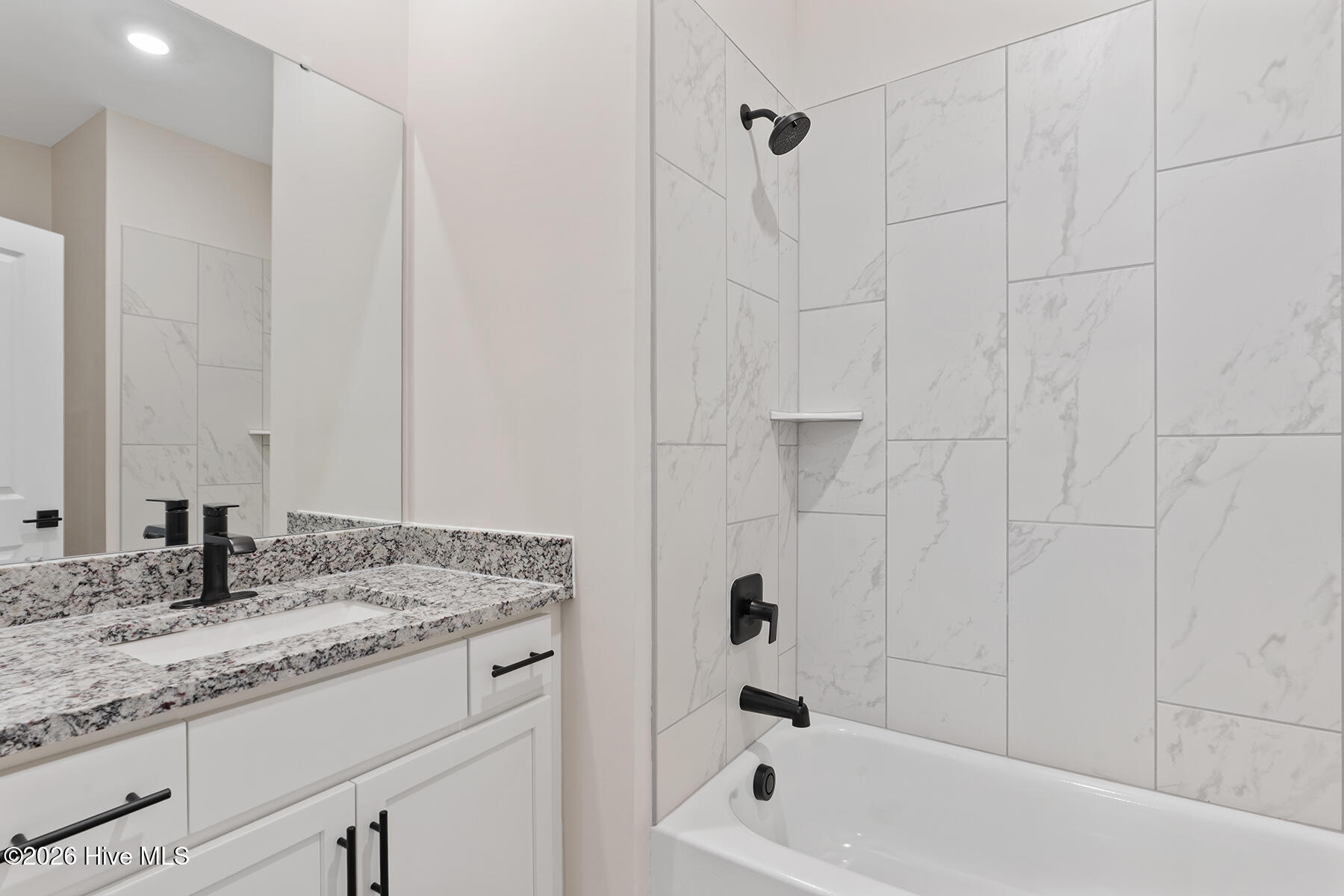 100570170 | Photo 16