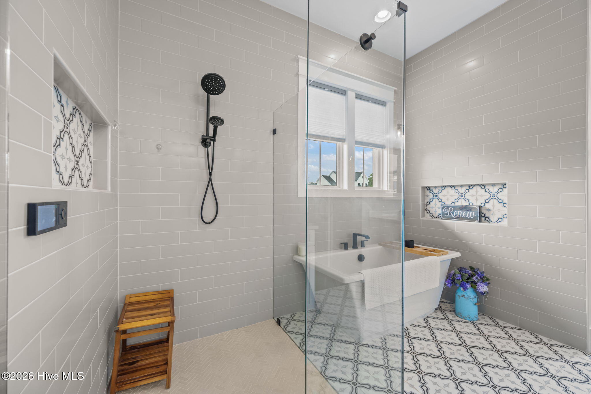 100555870 | Photo 30