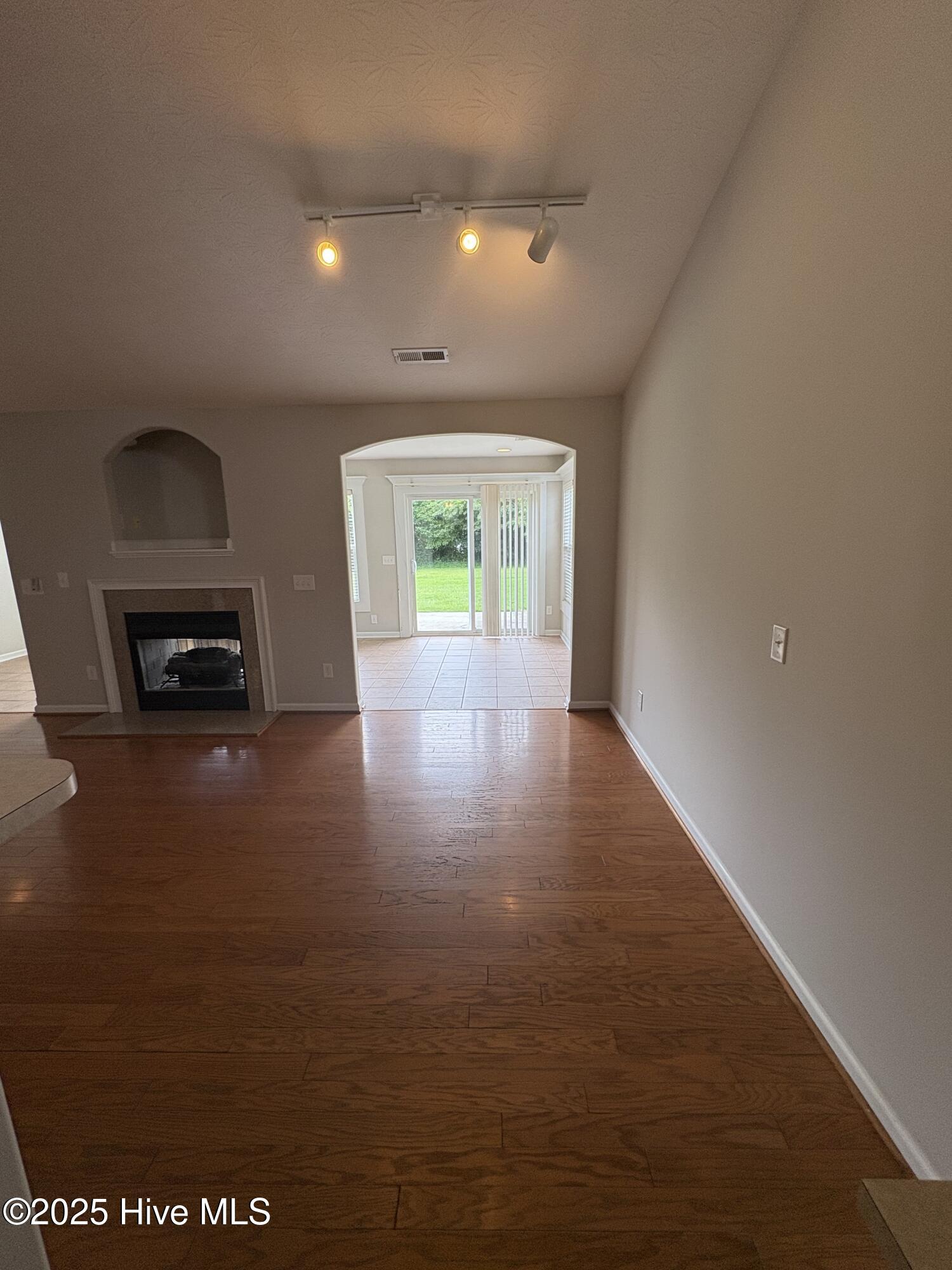 100560498 | Photo 11