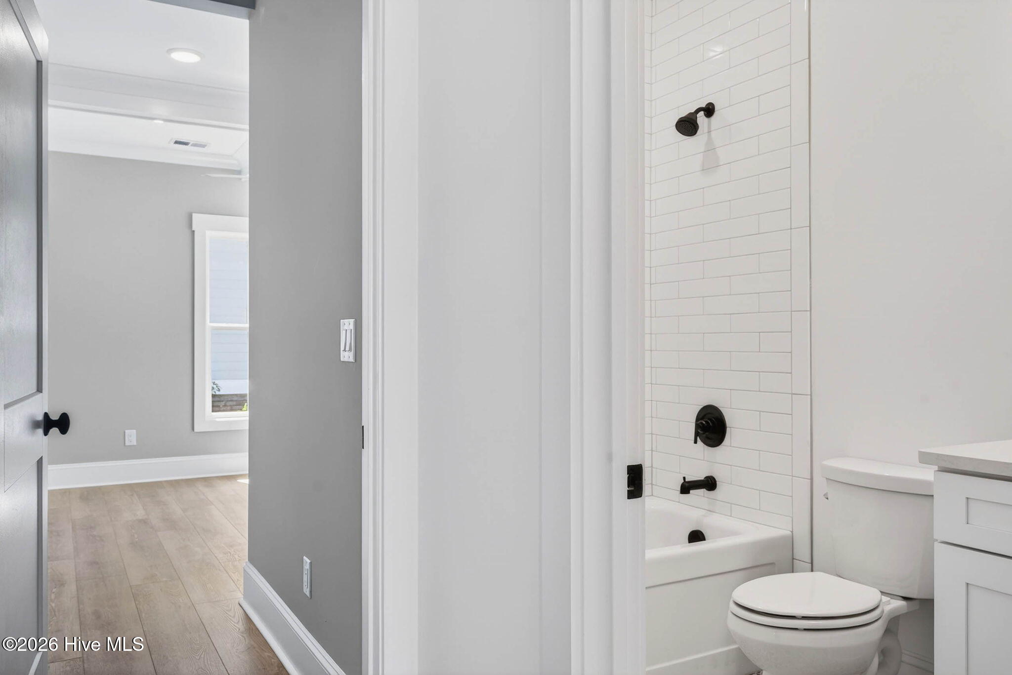 100558704 | Photo 33