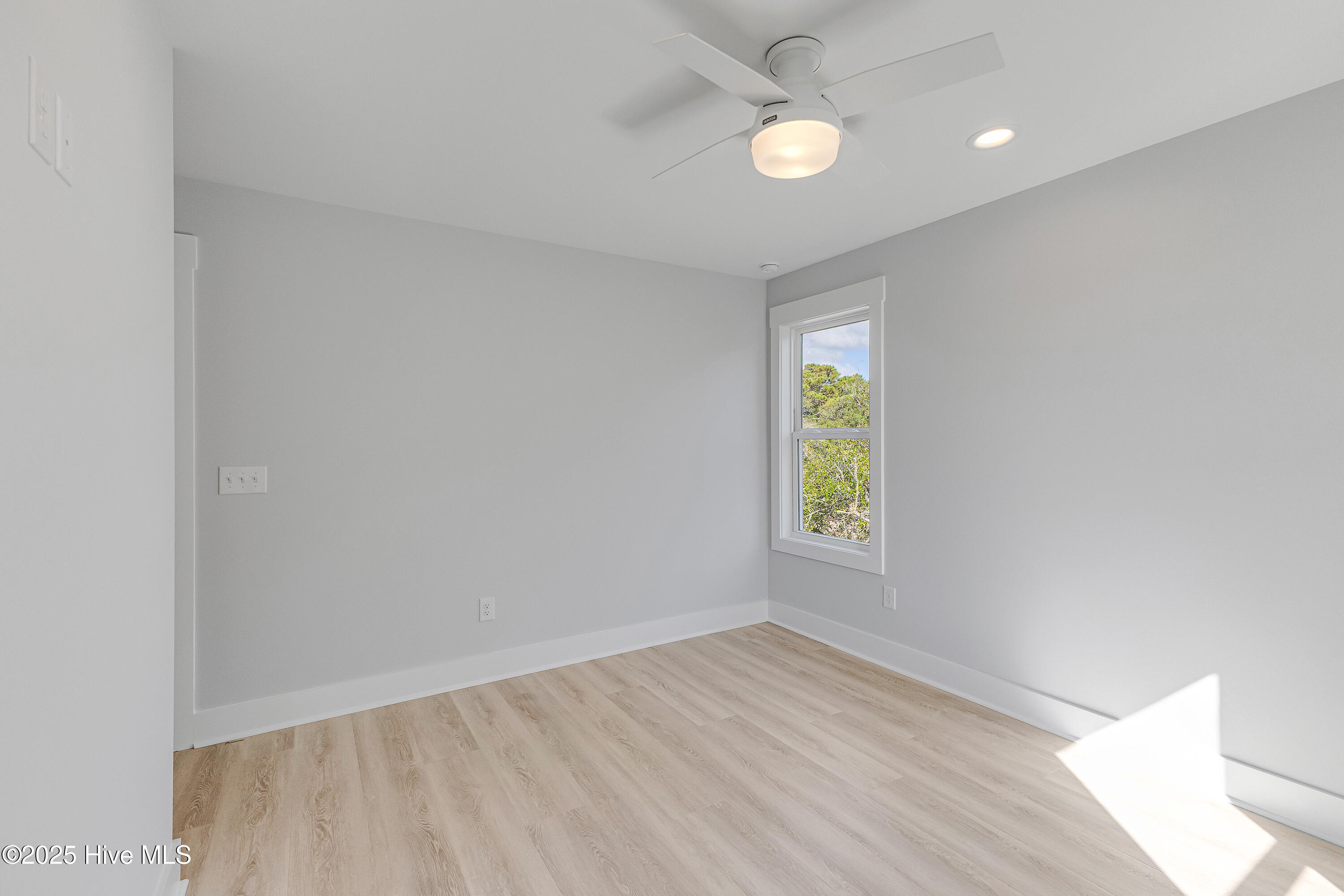 100535613 | Photo 30